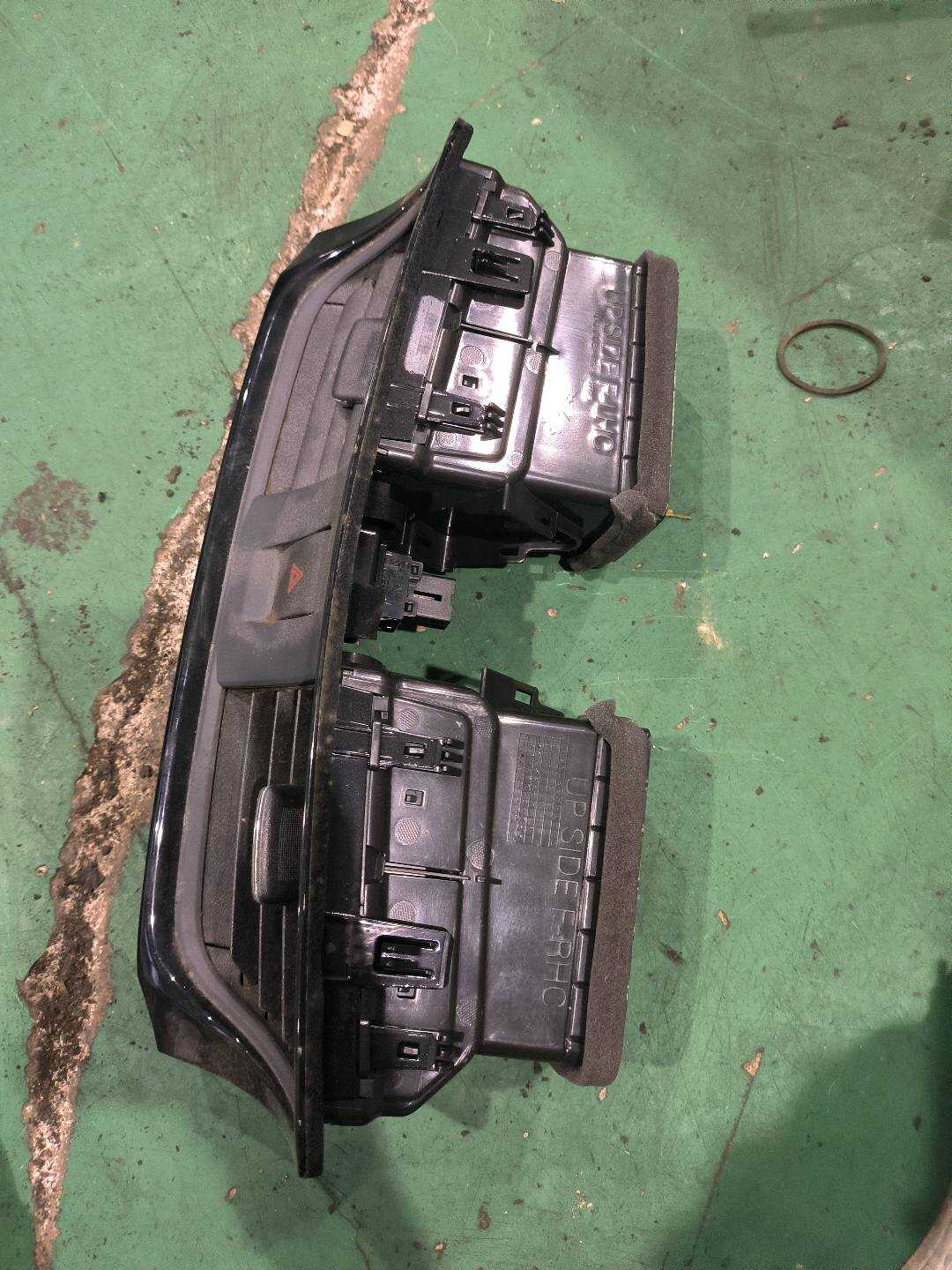 687505UR0A 仪表台中间出风口