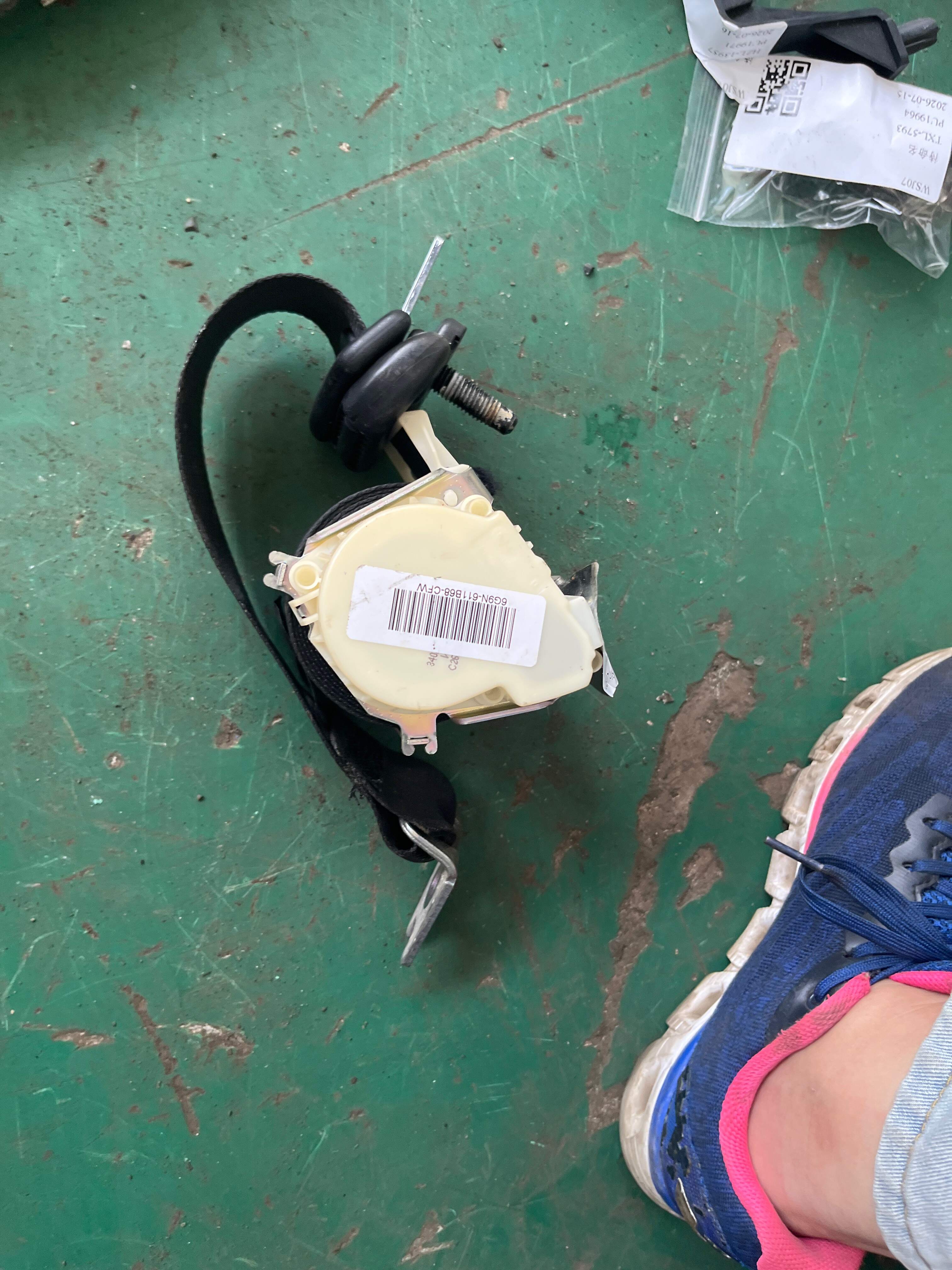 LR043867 Rear Seat Side Seat Belt, Left