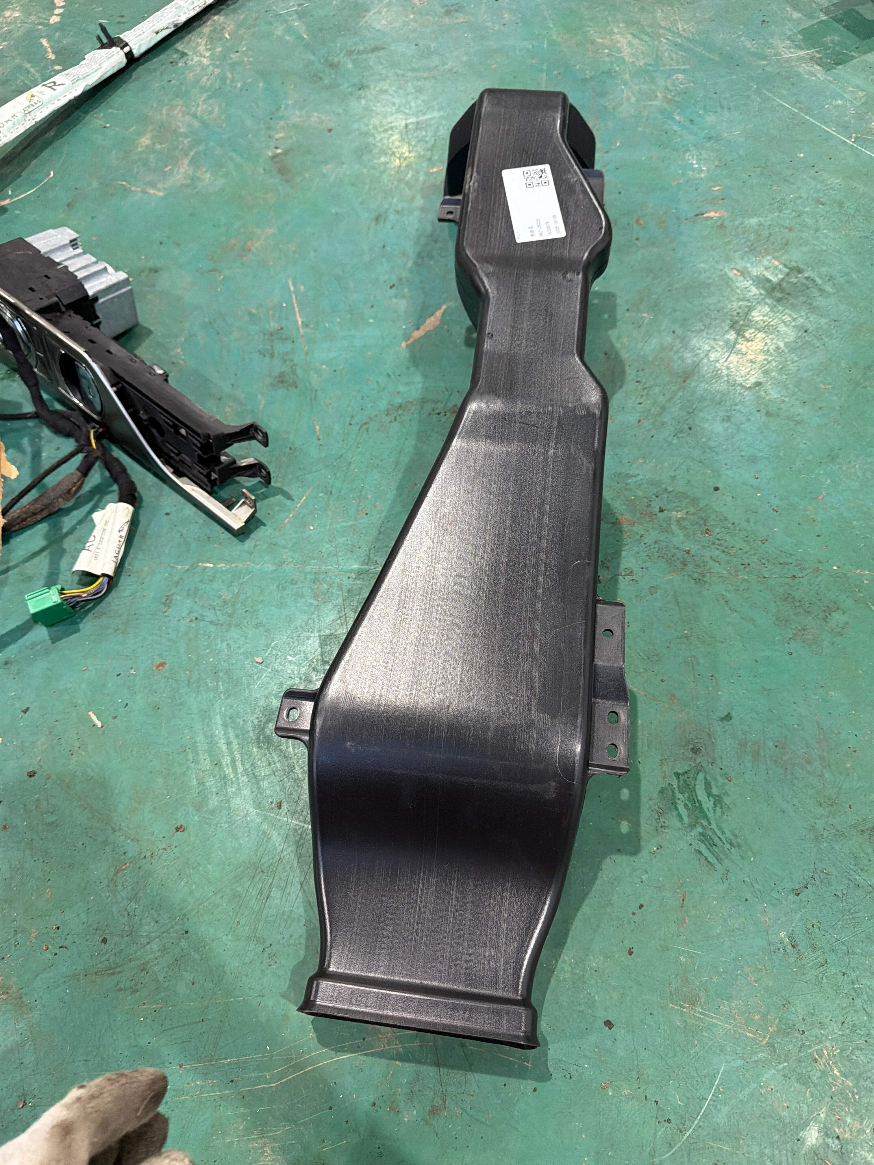 C2Z2912 Floor Duct (Middle Rear)