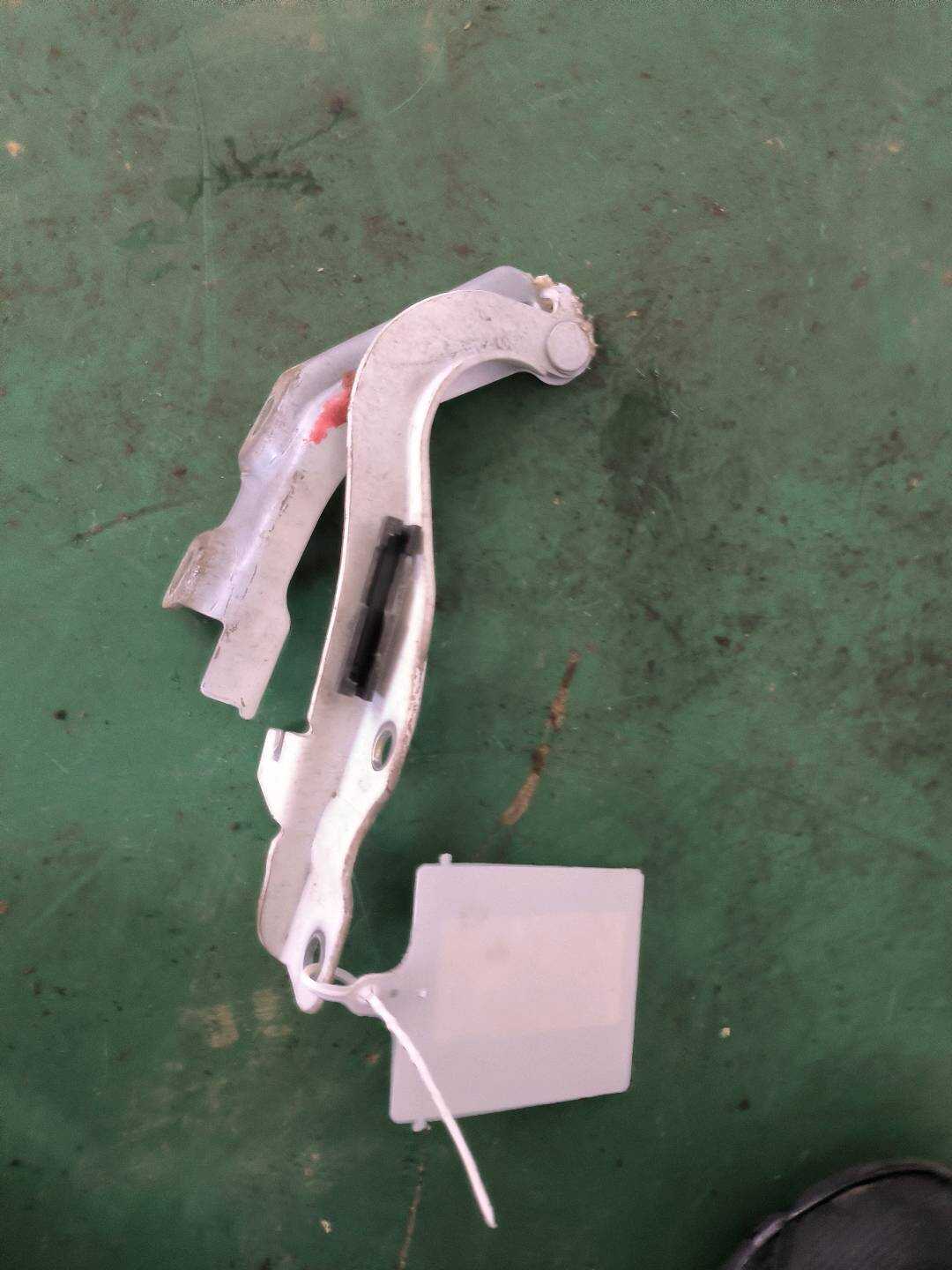 SC8402610 Hood Left Hinge Assembly