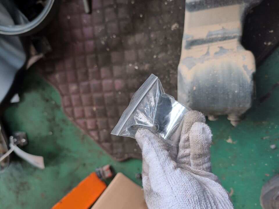 6894576010 尾盖撑杆支架(右)