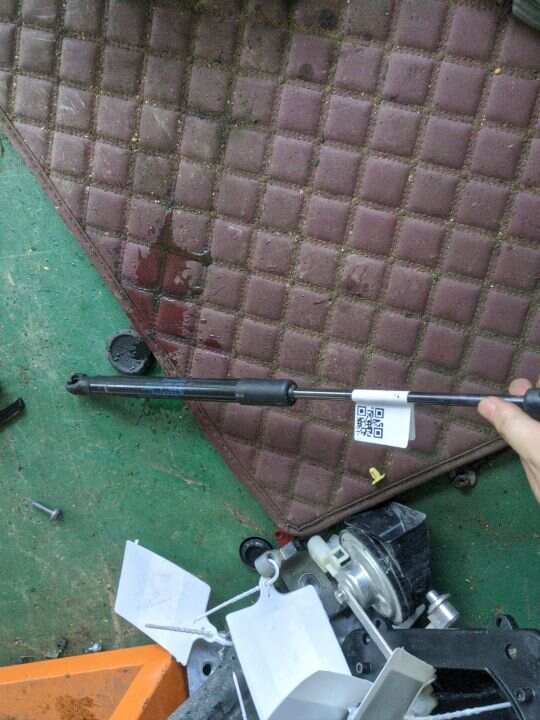 51239883421 前机盖撑杆(右)