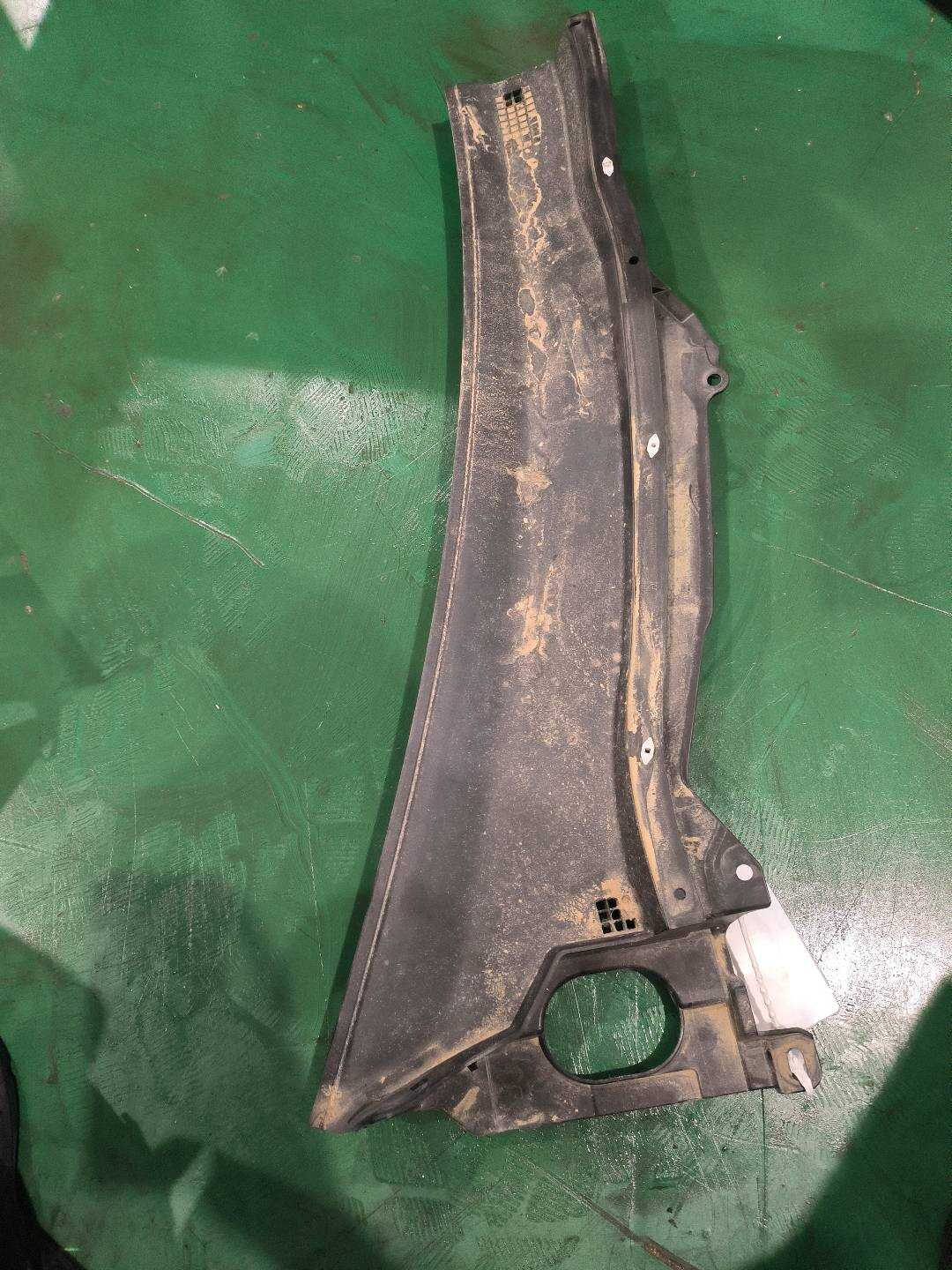 668622V70A 前罩板顶部隔栅(右)