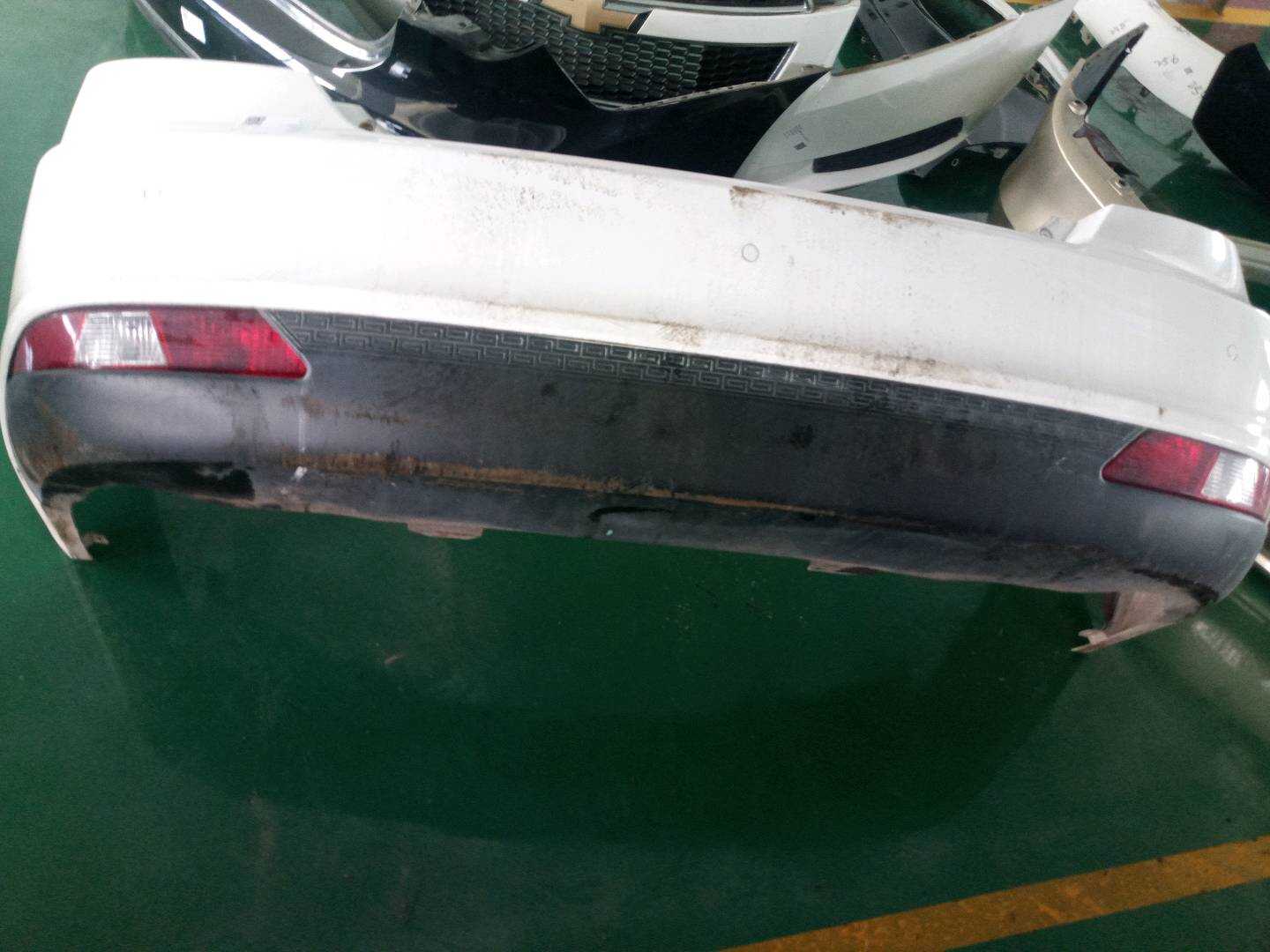 1018062284 后保险杠皮