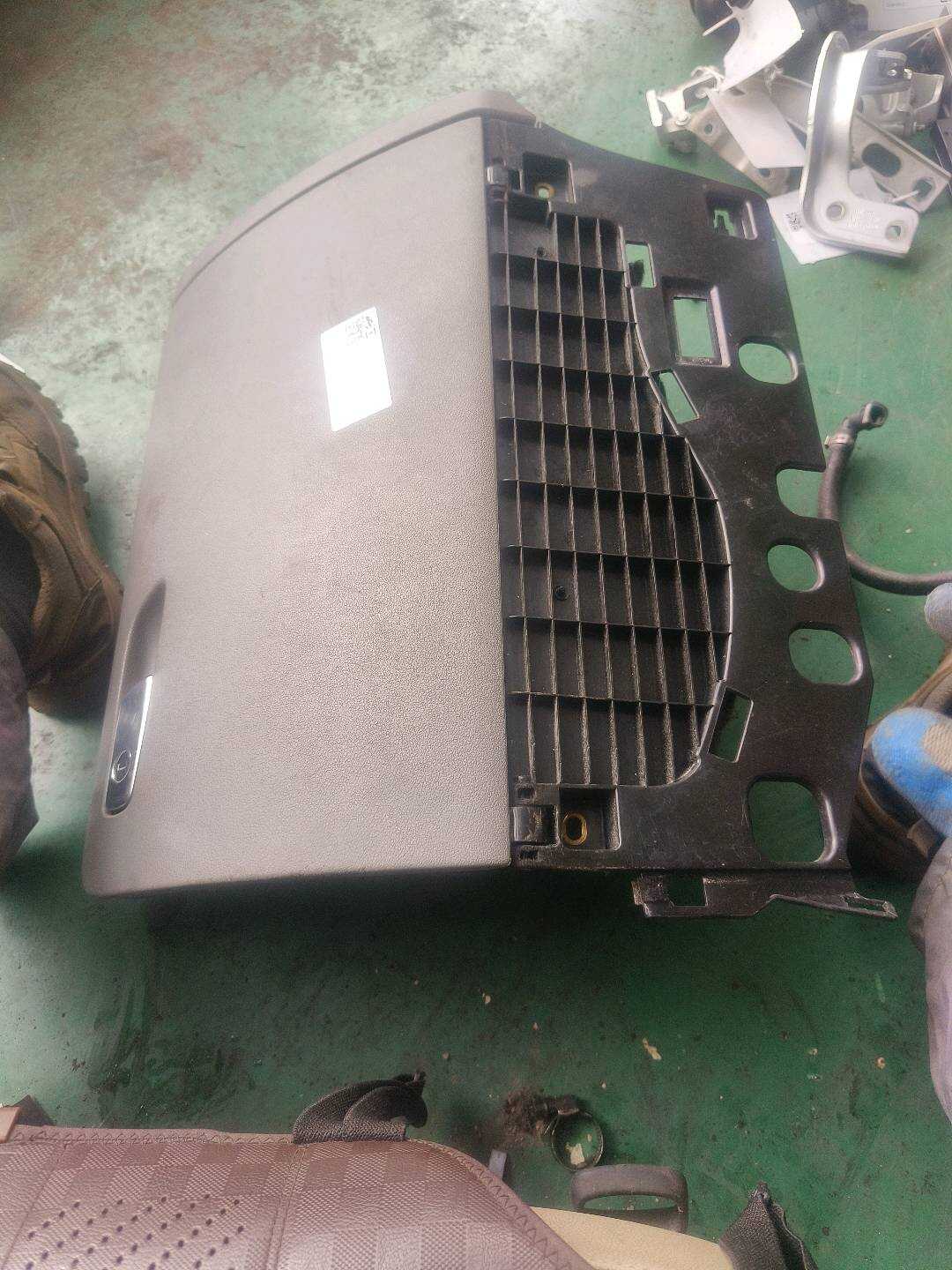 8R1857035E 仪表台杂物箱