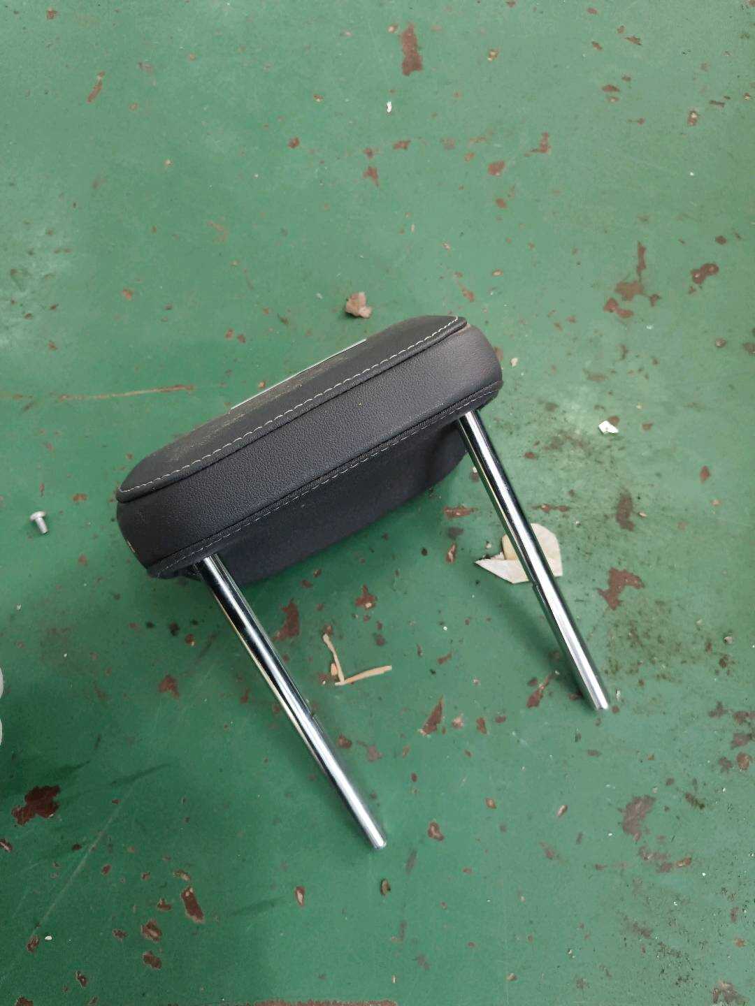 8WD885975 Rear Seat Headrest, Center