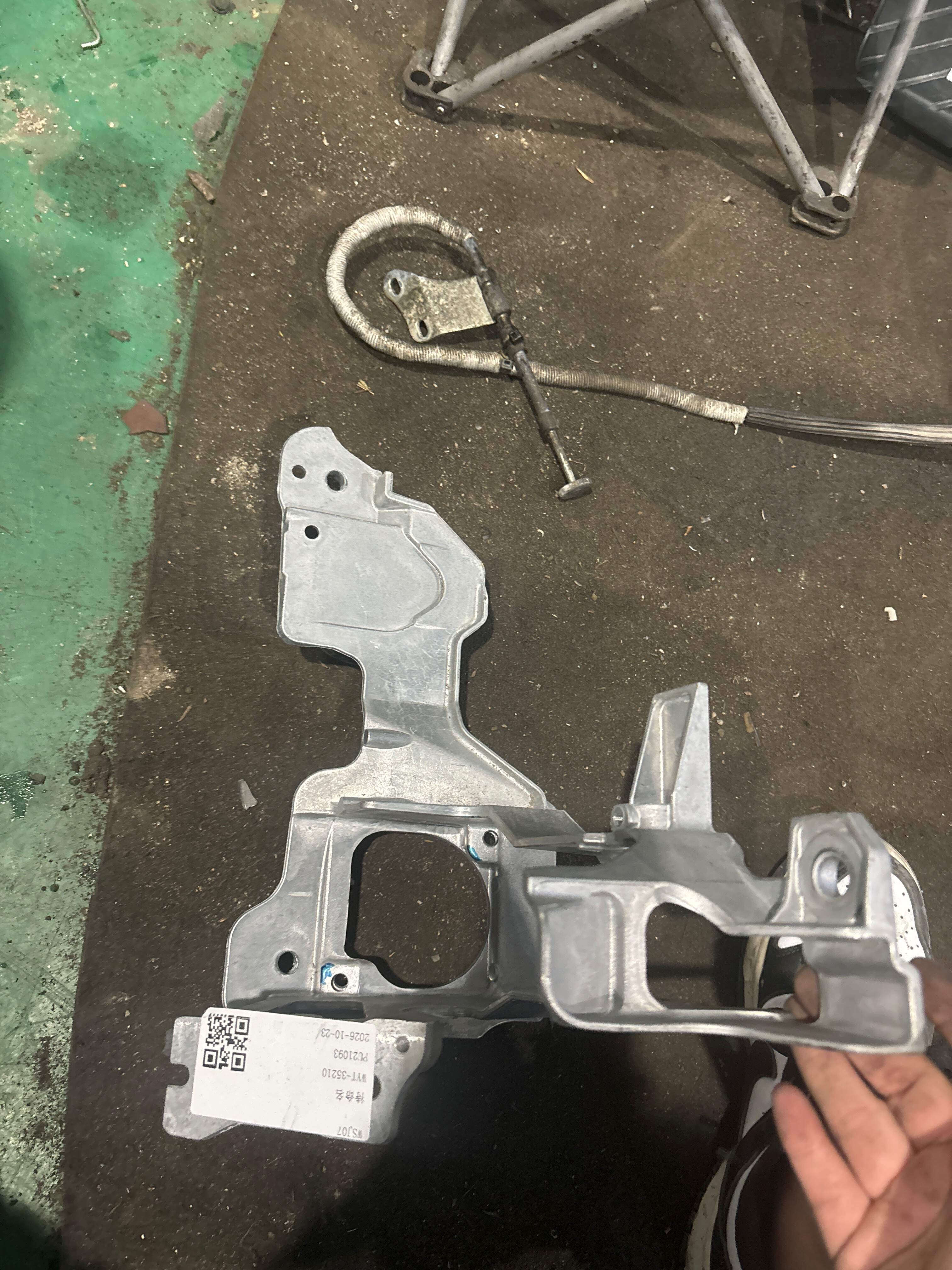 8W1723117C Footrest Bracket