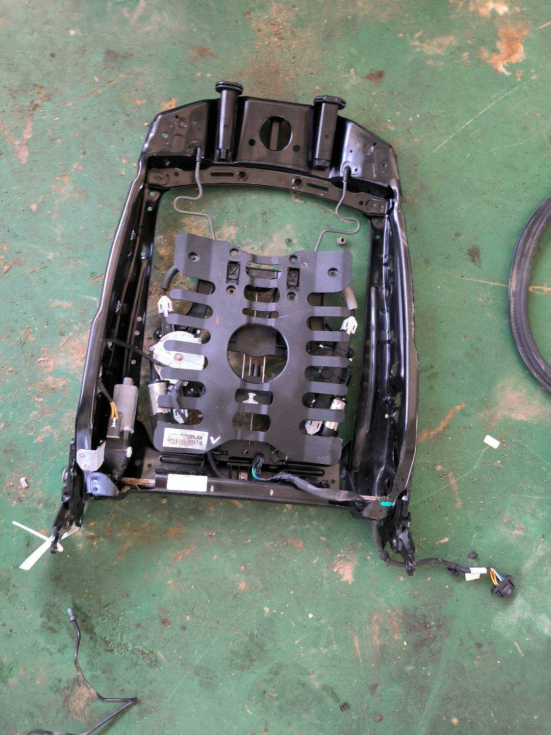 L8WD881045A 驾驶员座椅靠背骨架