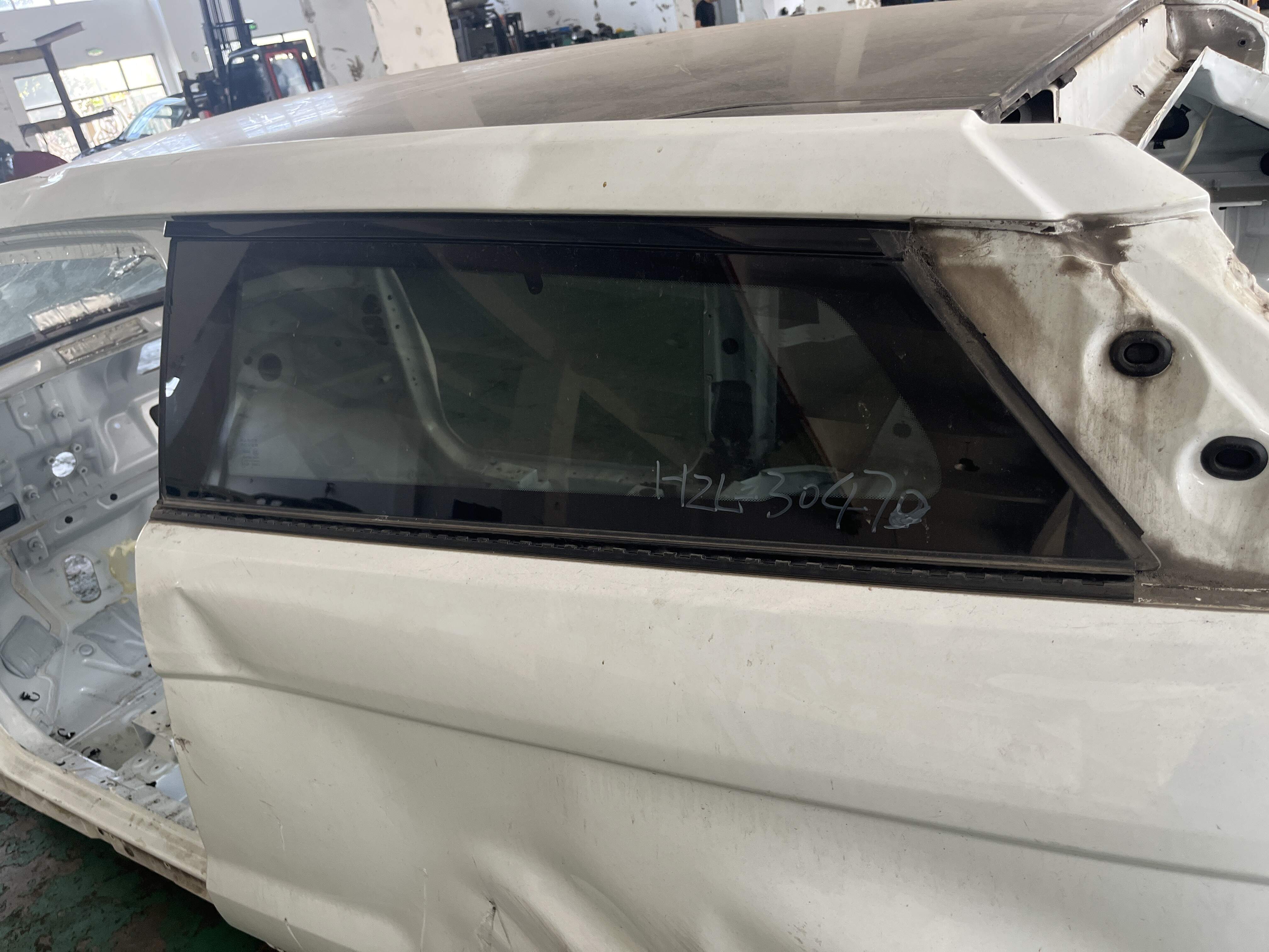 LR027363 Rear Quarter Glass, Left