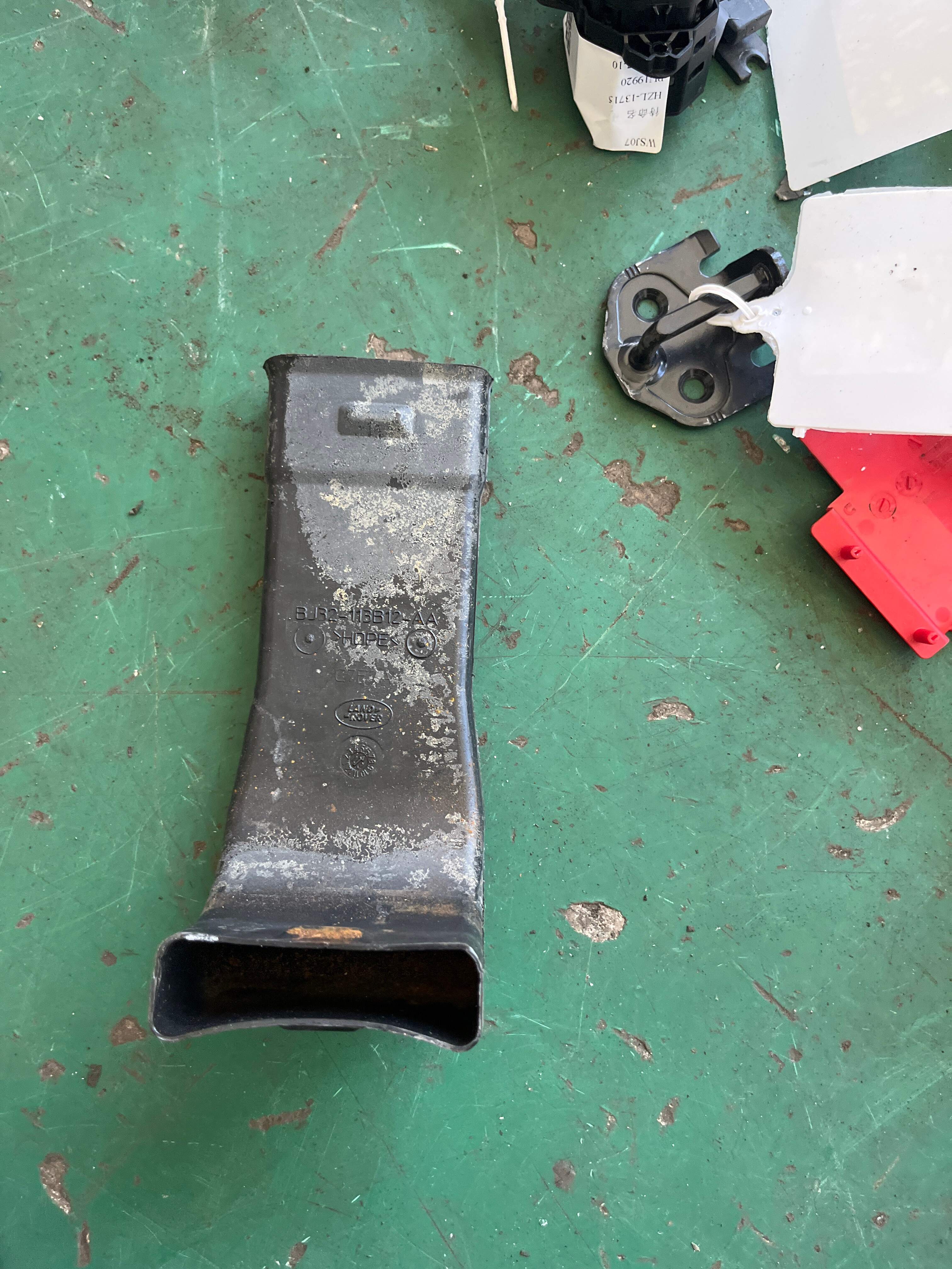 LR025068 Rear Floor Duct, Rear Left