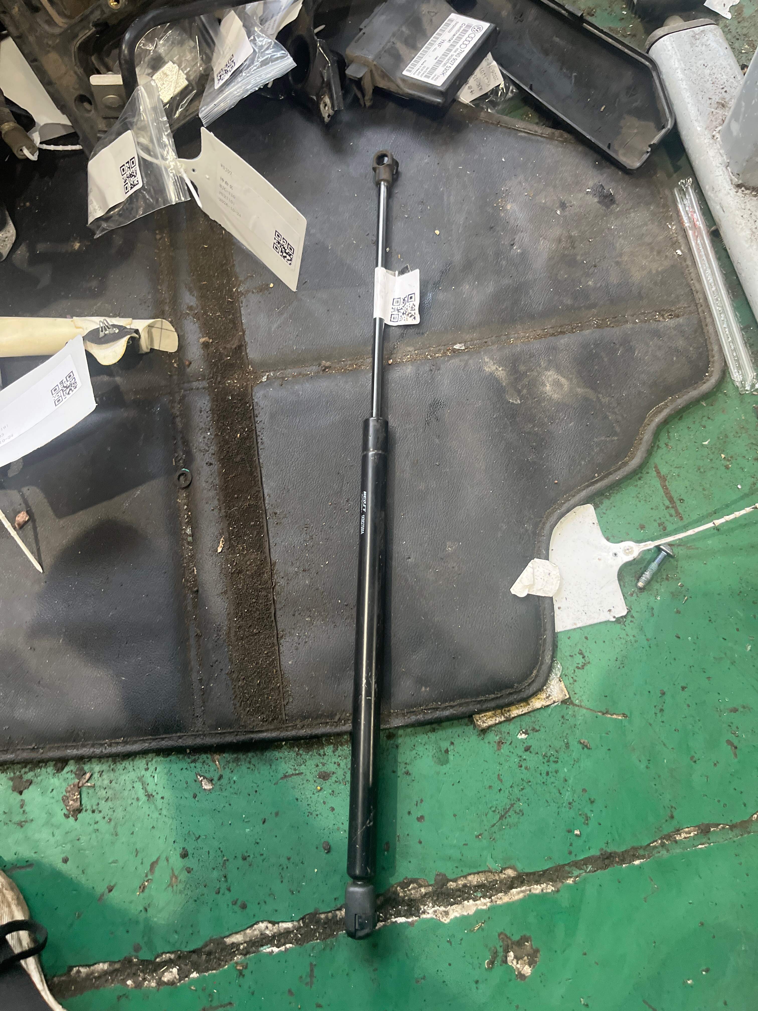 1K9827550A Trunk Lid Strut, Left