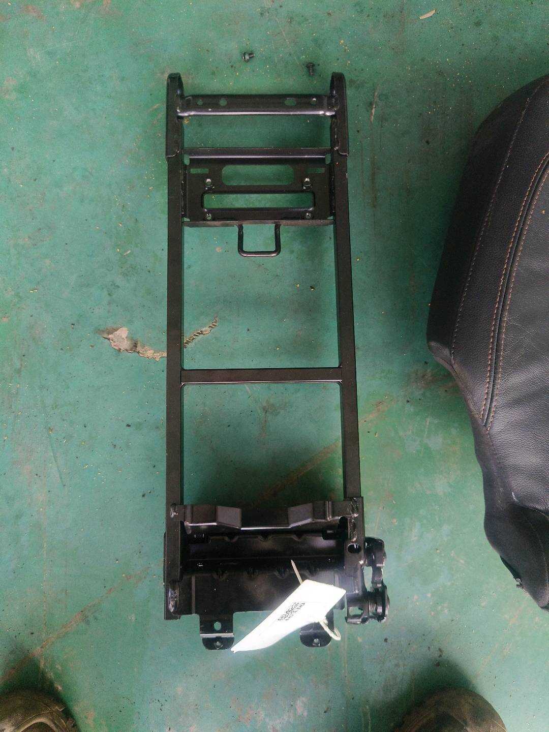 T4A12786 后座椅靠背骨架（中）