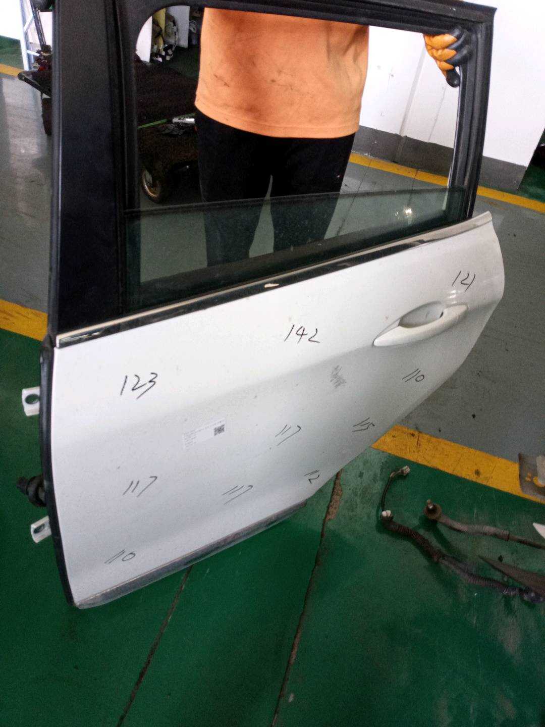 9435178680 后门壳（左）