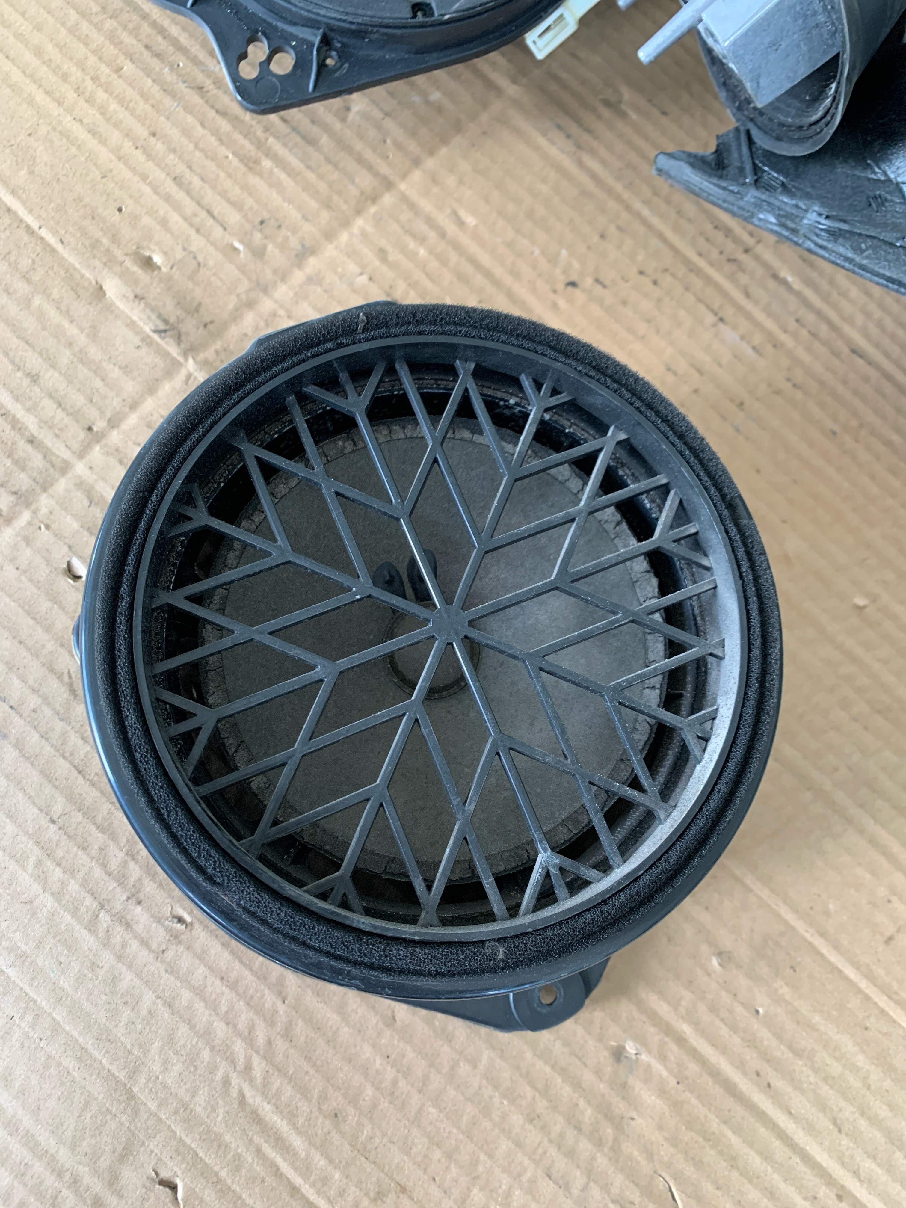 4B0035411A 前门低音扬声器（右）