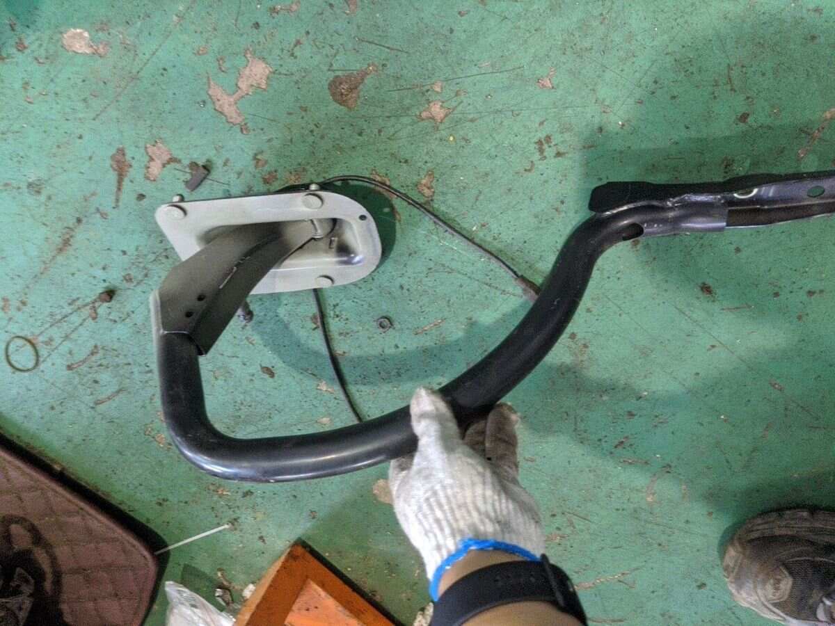 41627189258 尾盖铰链(右)