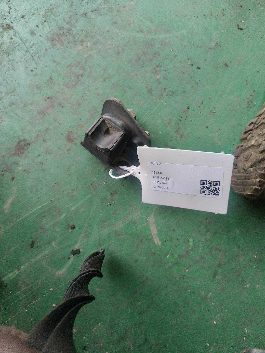 51247164860 行李箱盖挡块(左)