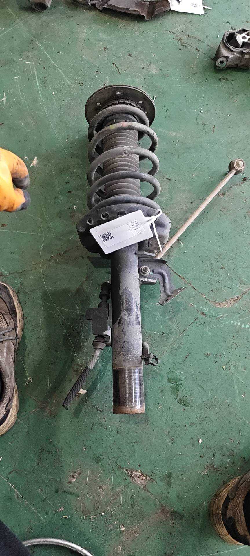 LR031665 Front Shock Absorber Assembly, Left