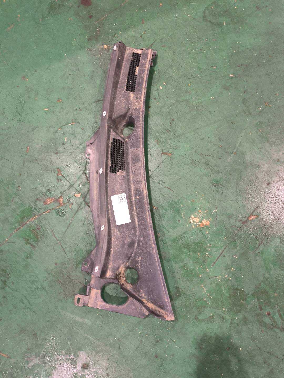 668632V70A 前罩板顶部隔栅（左）