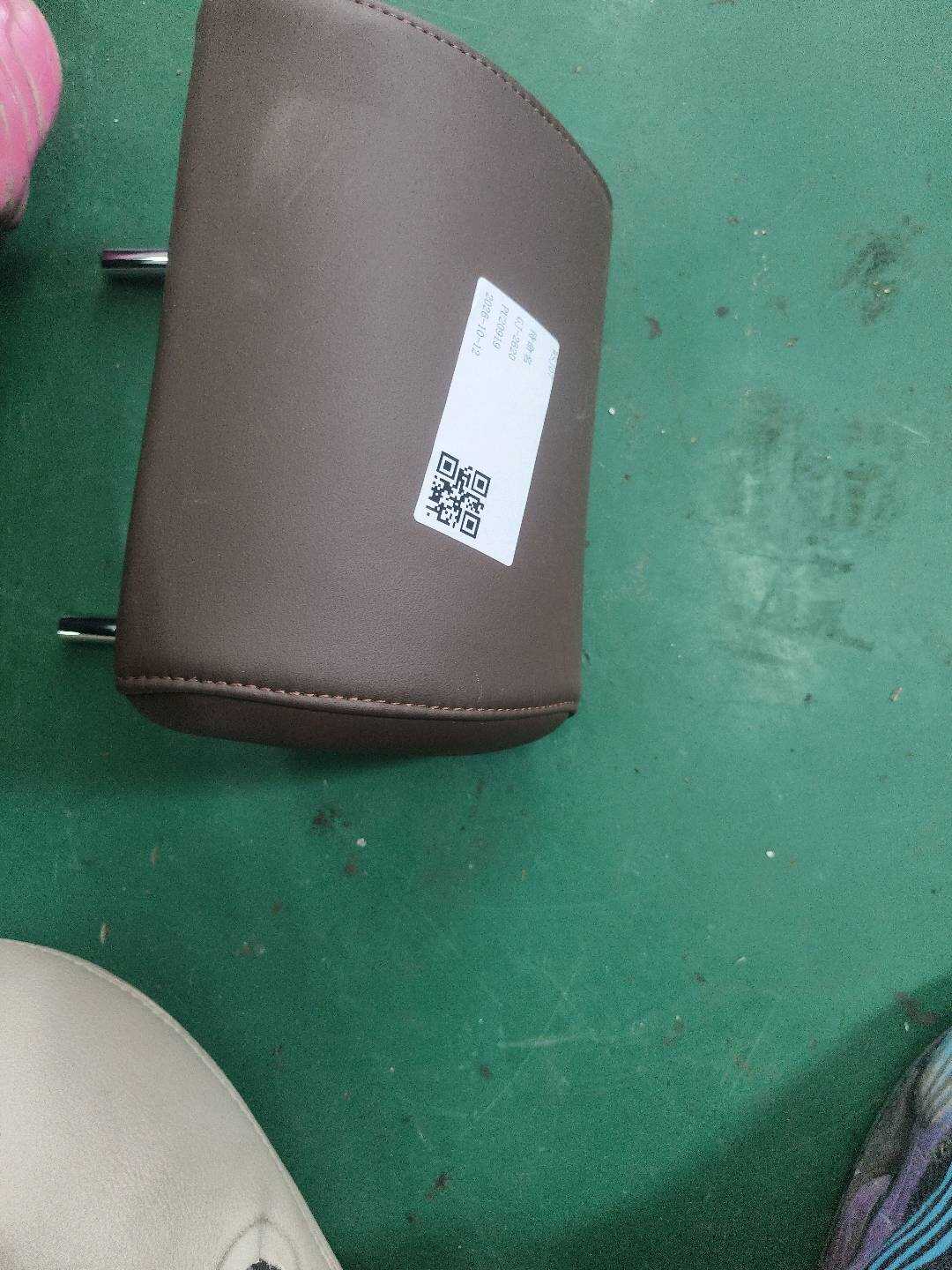 C2Z7935SEL 后座椅头枕(中)
