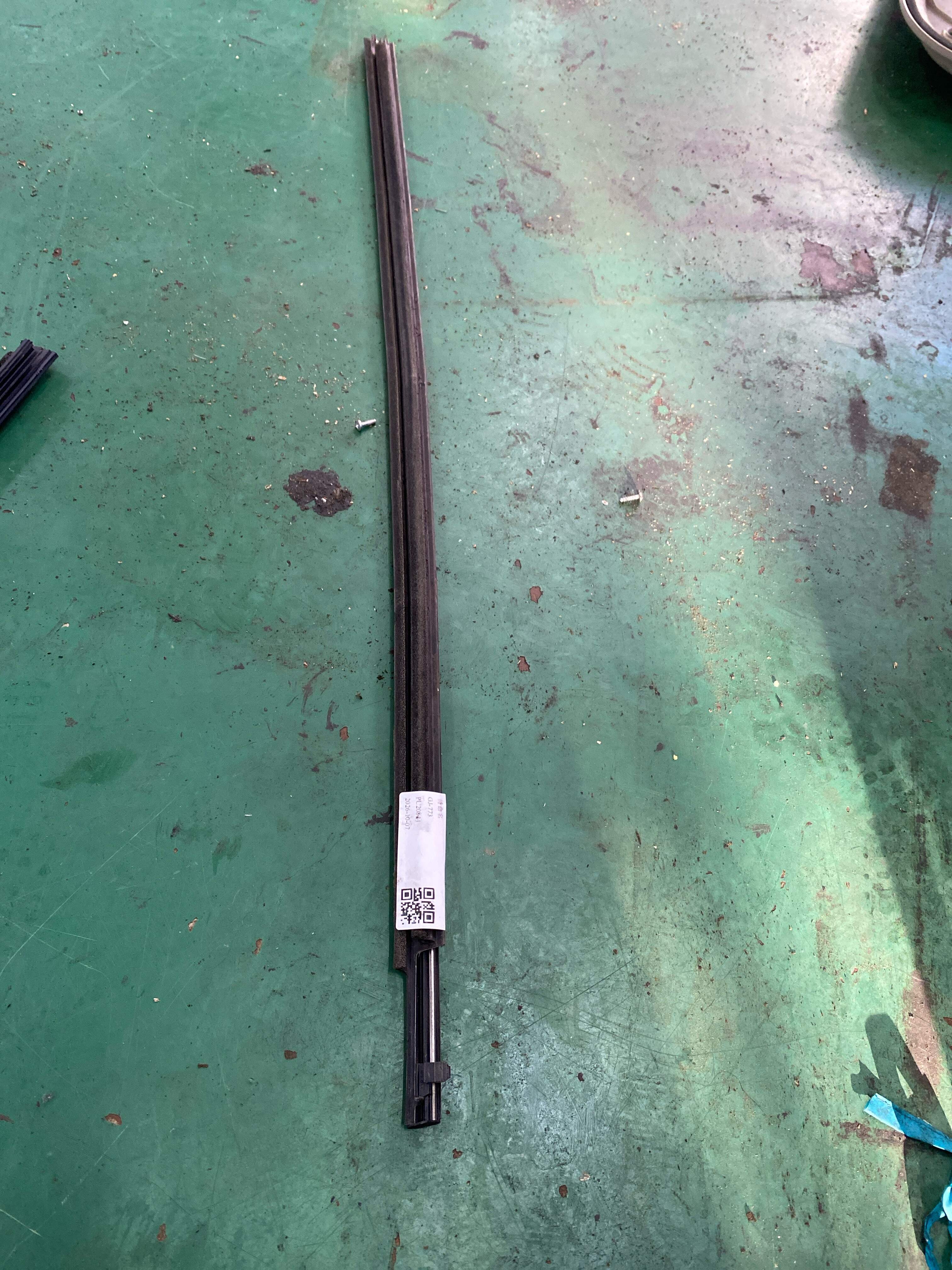 7572002180 Front Door Window Molding (Left Outer)