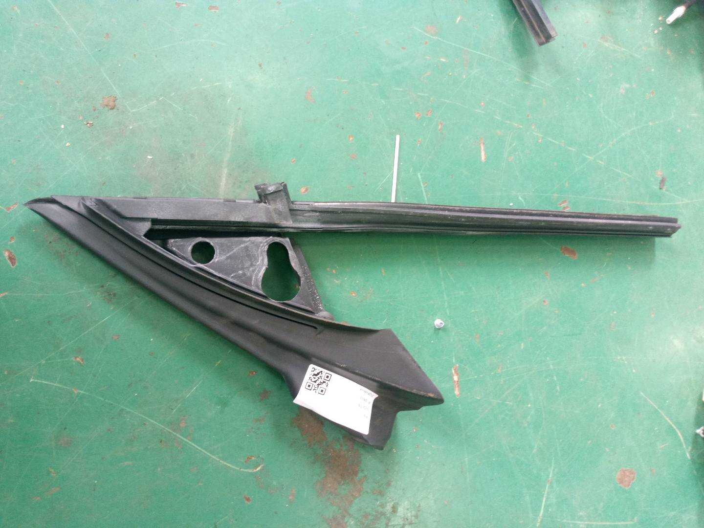 51337268420 前门玻璃绒槽（右）