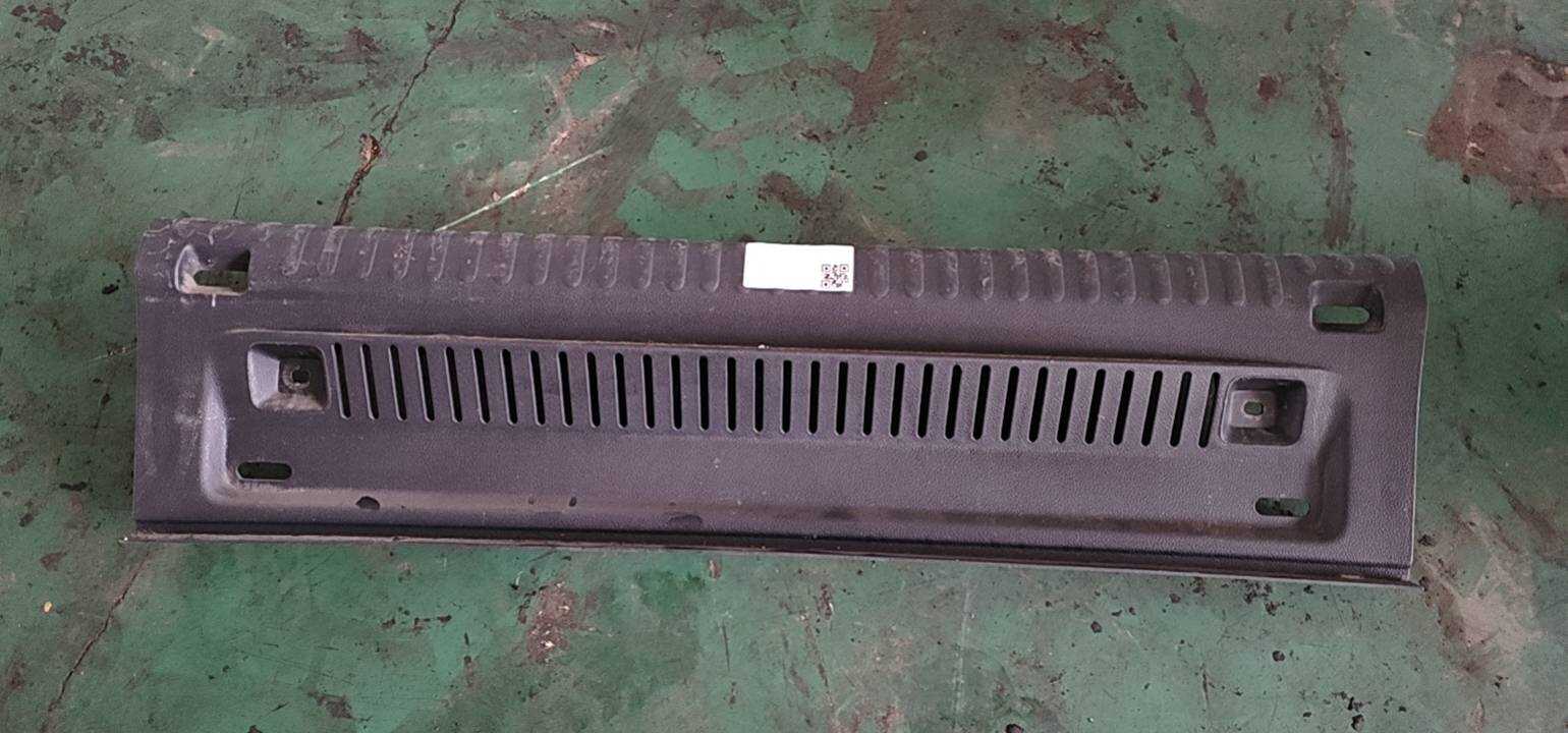 5N086345982V 后围板饰板