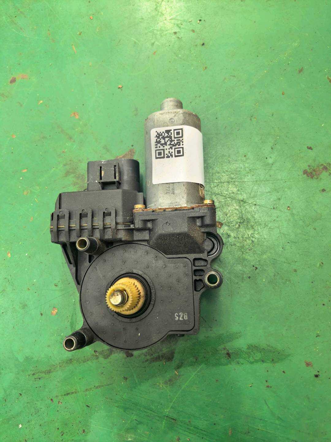4B0959802D Front Door Window Motor, Right