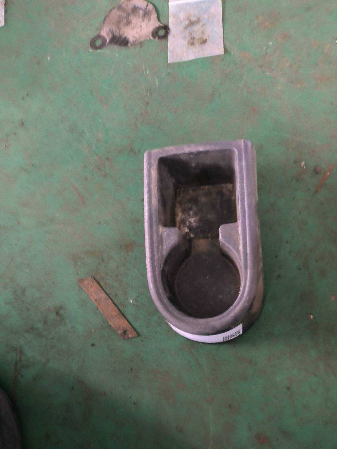 34D862533 中央控制台茶杯架