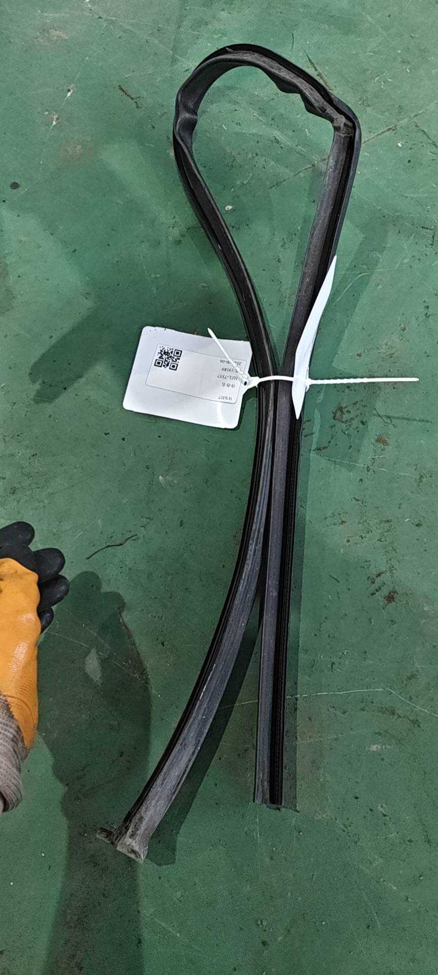 7N0839718AC 后门车门密封胶条(右)