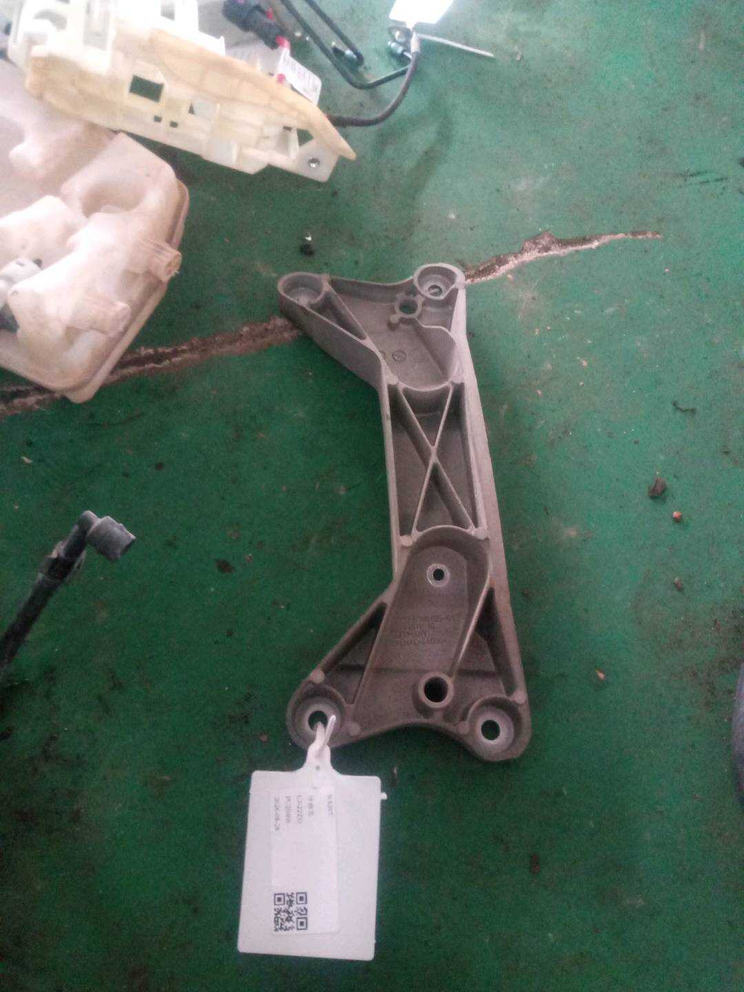 22326788825 变速器托梁