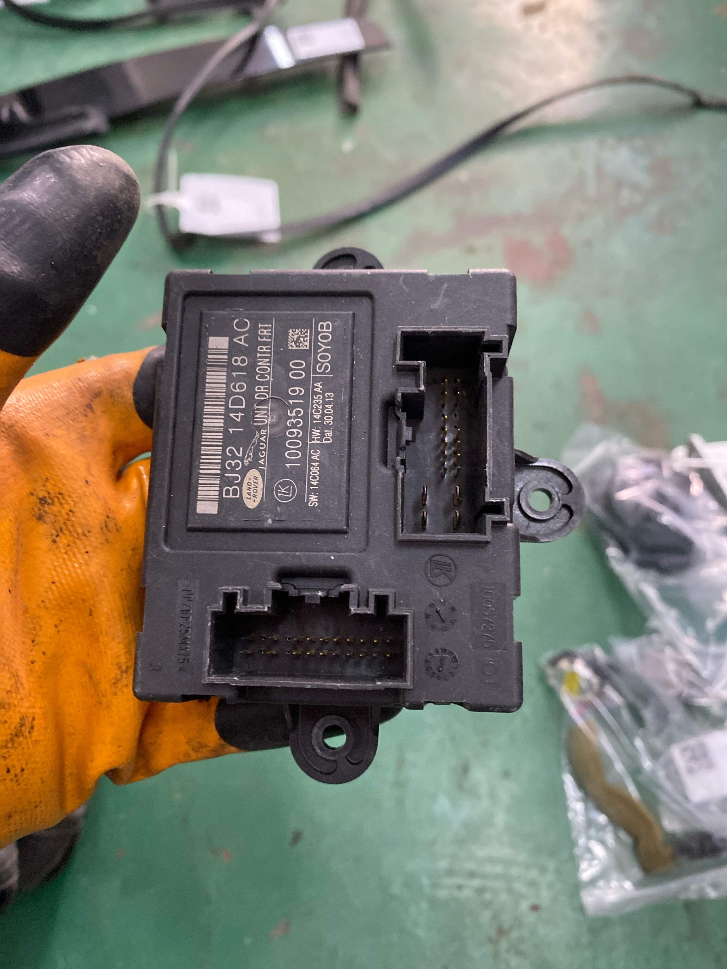 LR044070 Front Door Control Unit, Left
