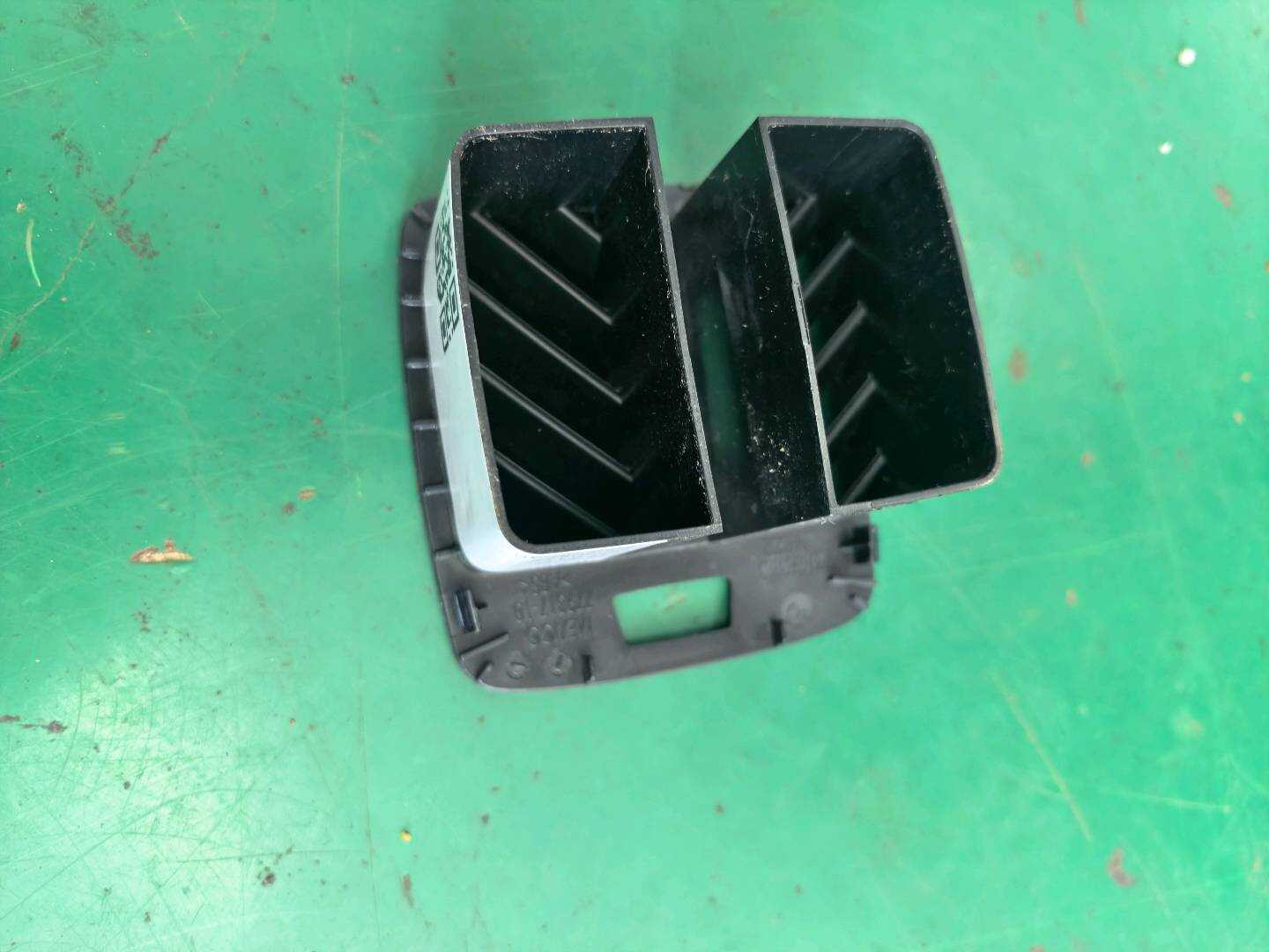 52309115735 后座位扶手操作面板