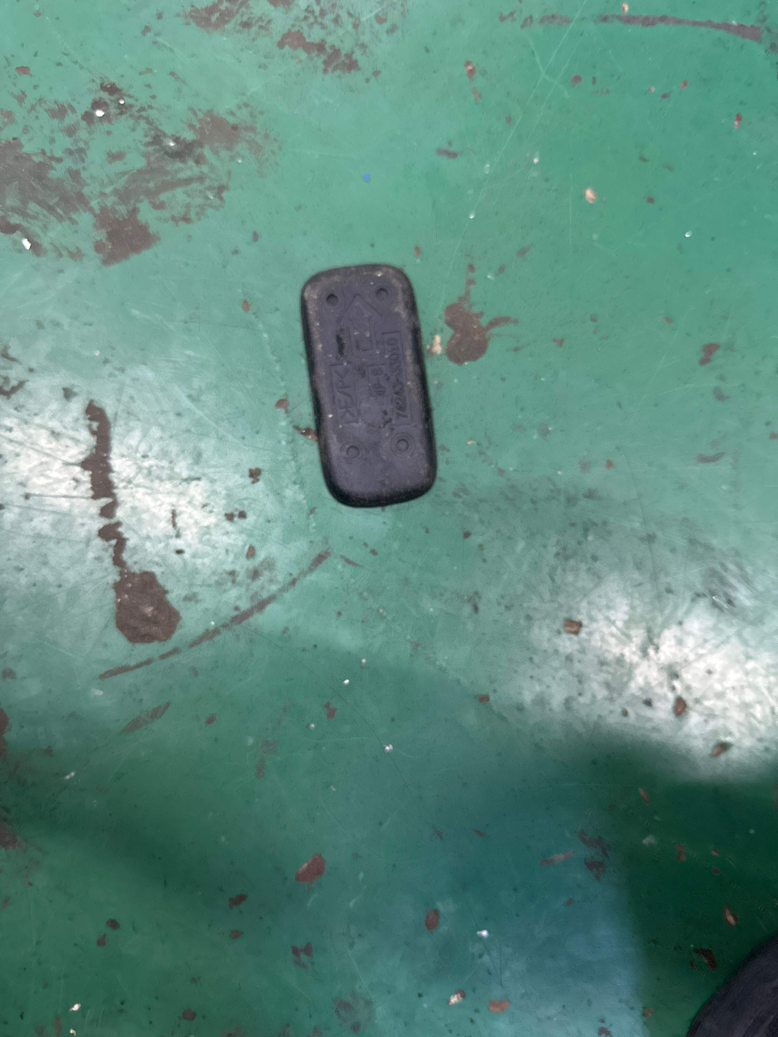 7424333010 左前车门扶手座下盖