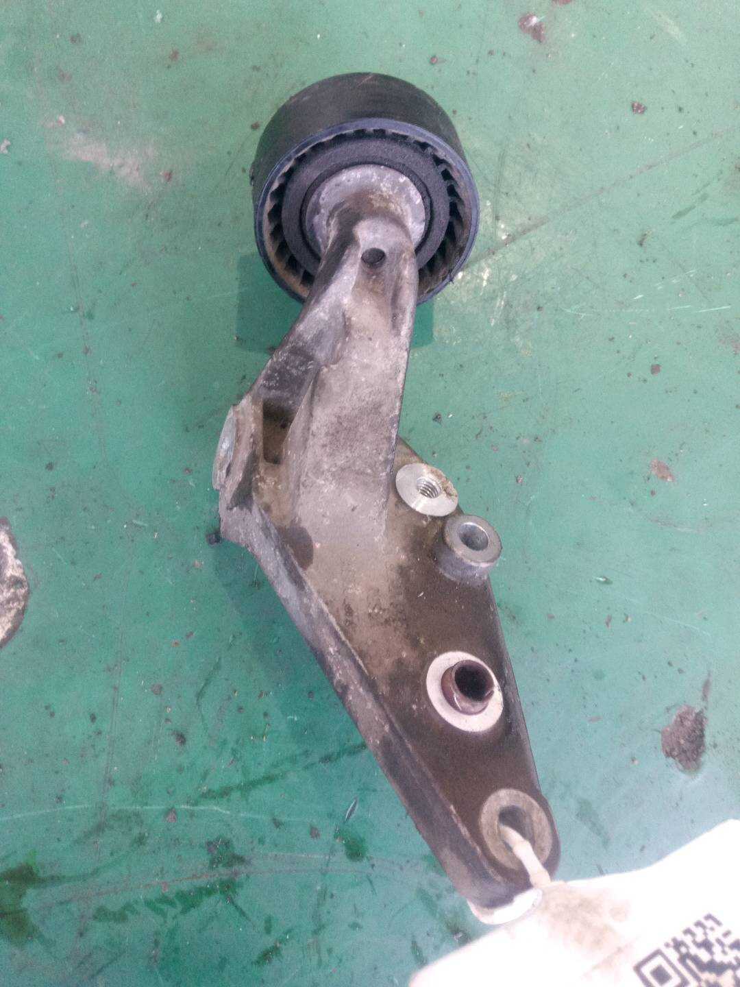 LR028882 A/C Compressor Bracket