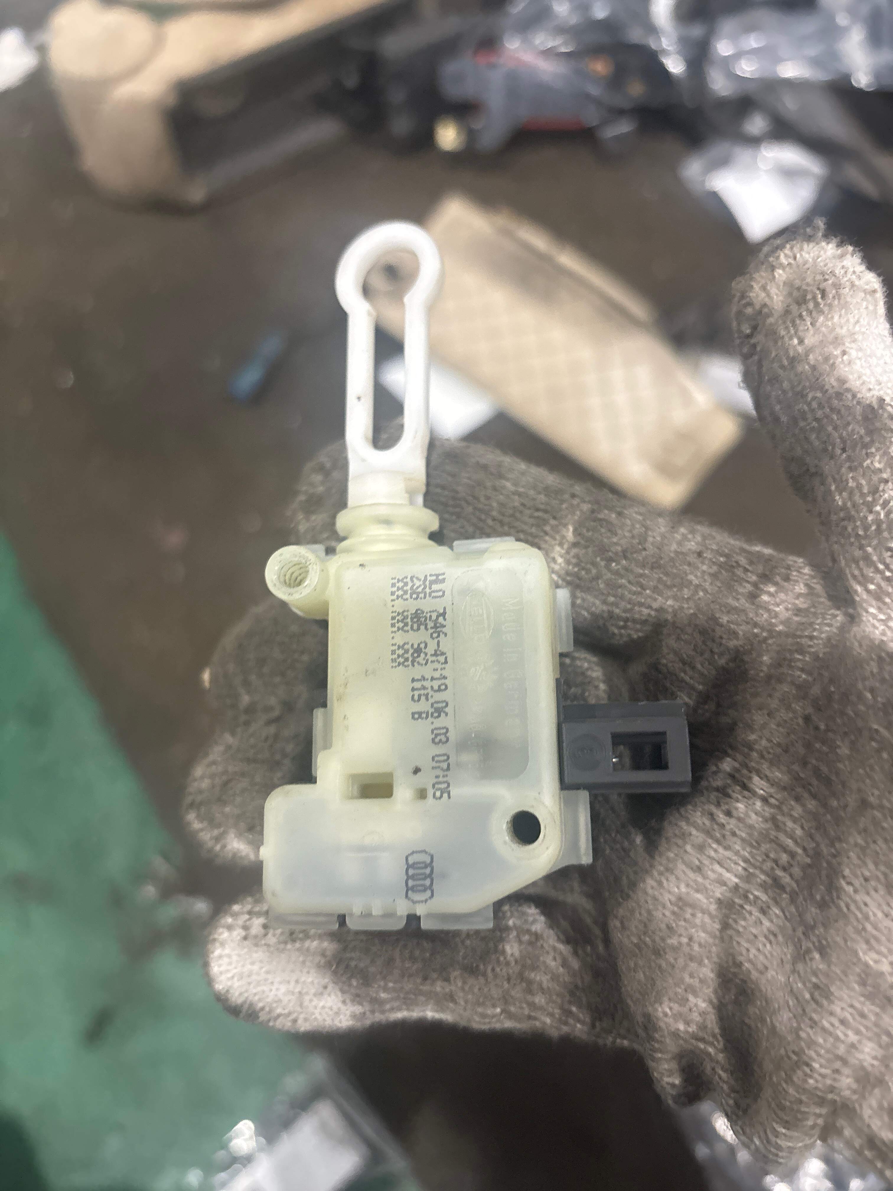 4B5962115C Trunk Lid Lock Motor