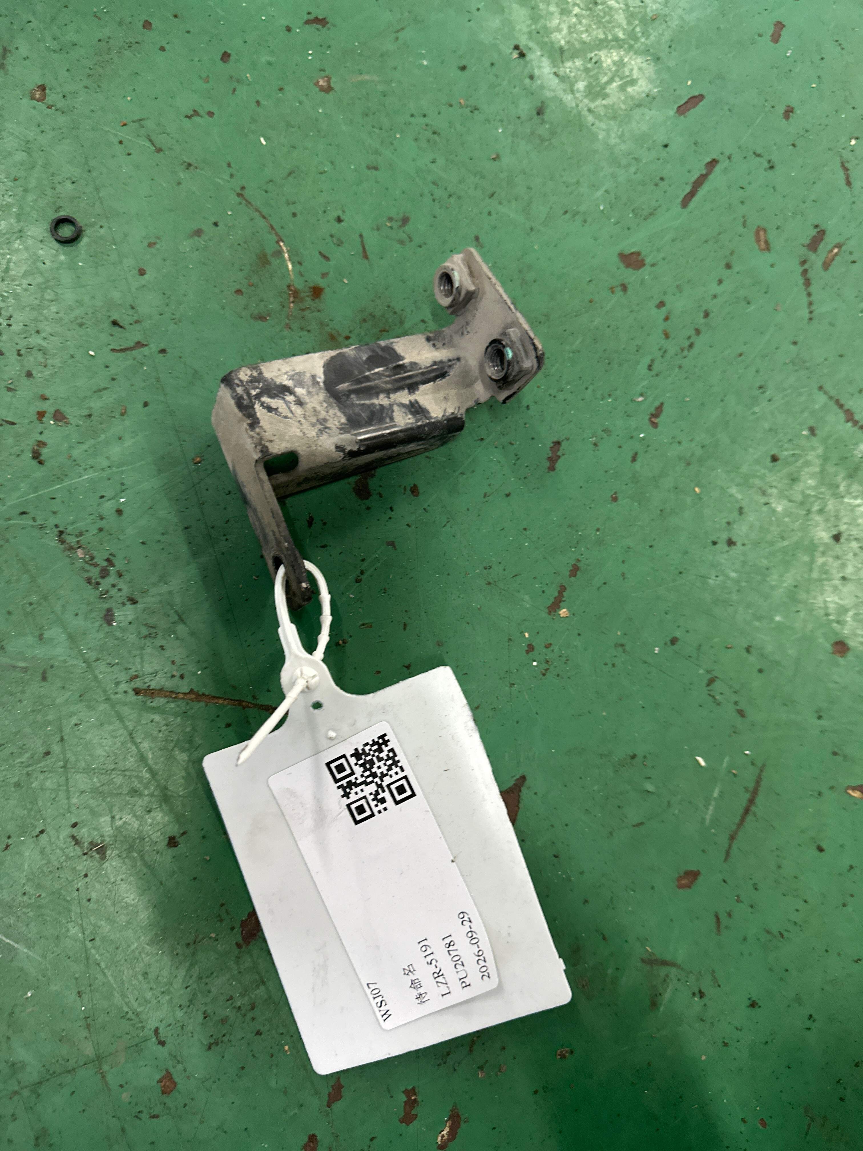 8R0807333 前保险杠骨架小支架(左)