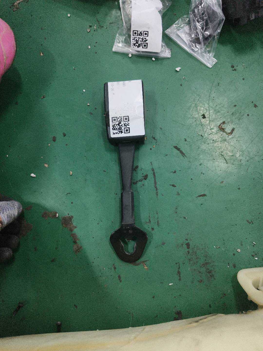 L8E0857755C01C 副驾驶员座椅安全带扣