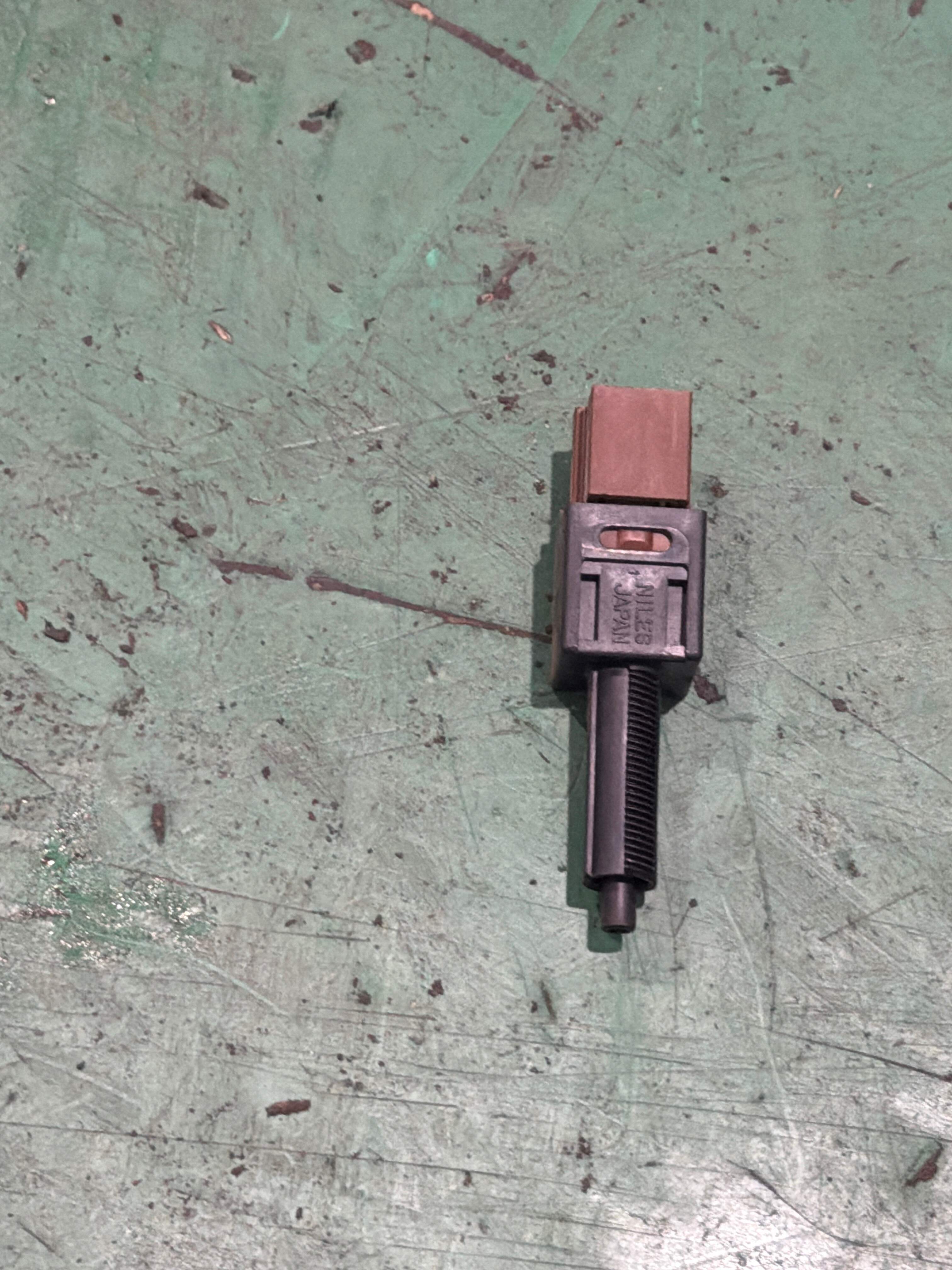 253204M405 驻车灯开关夹