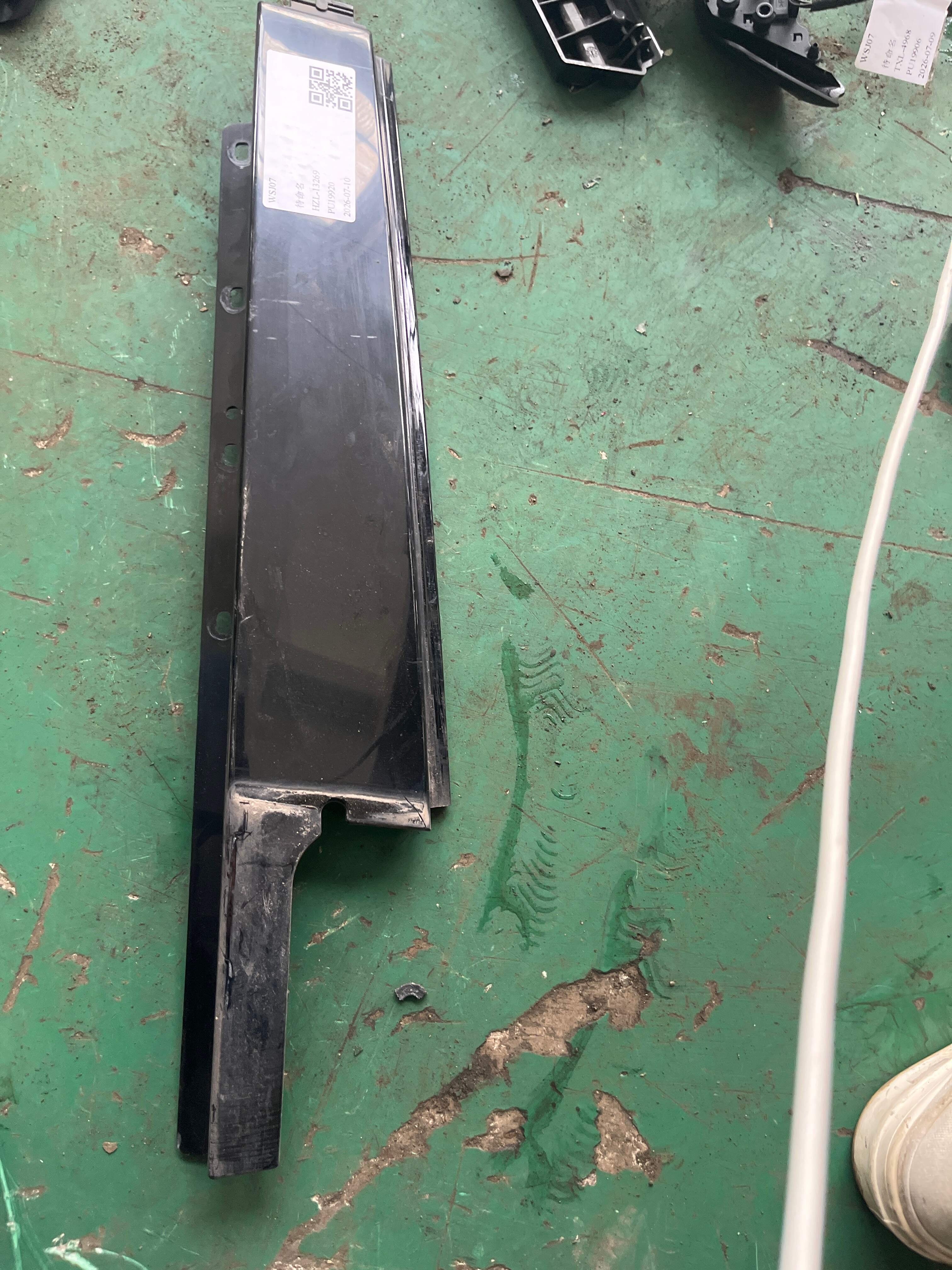 LR050771 Rear Door Window Frame Outer Trim, Front Right