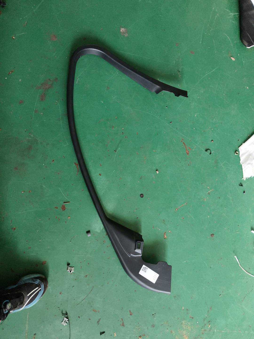 T4A1213 Front Door Window Outer Molding (Upper Right)