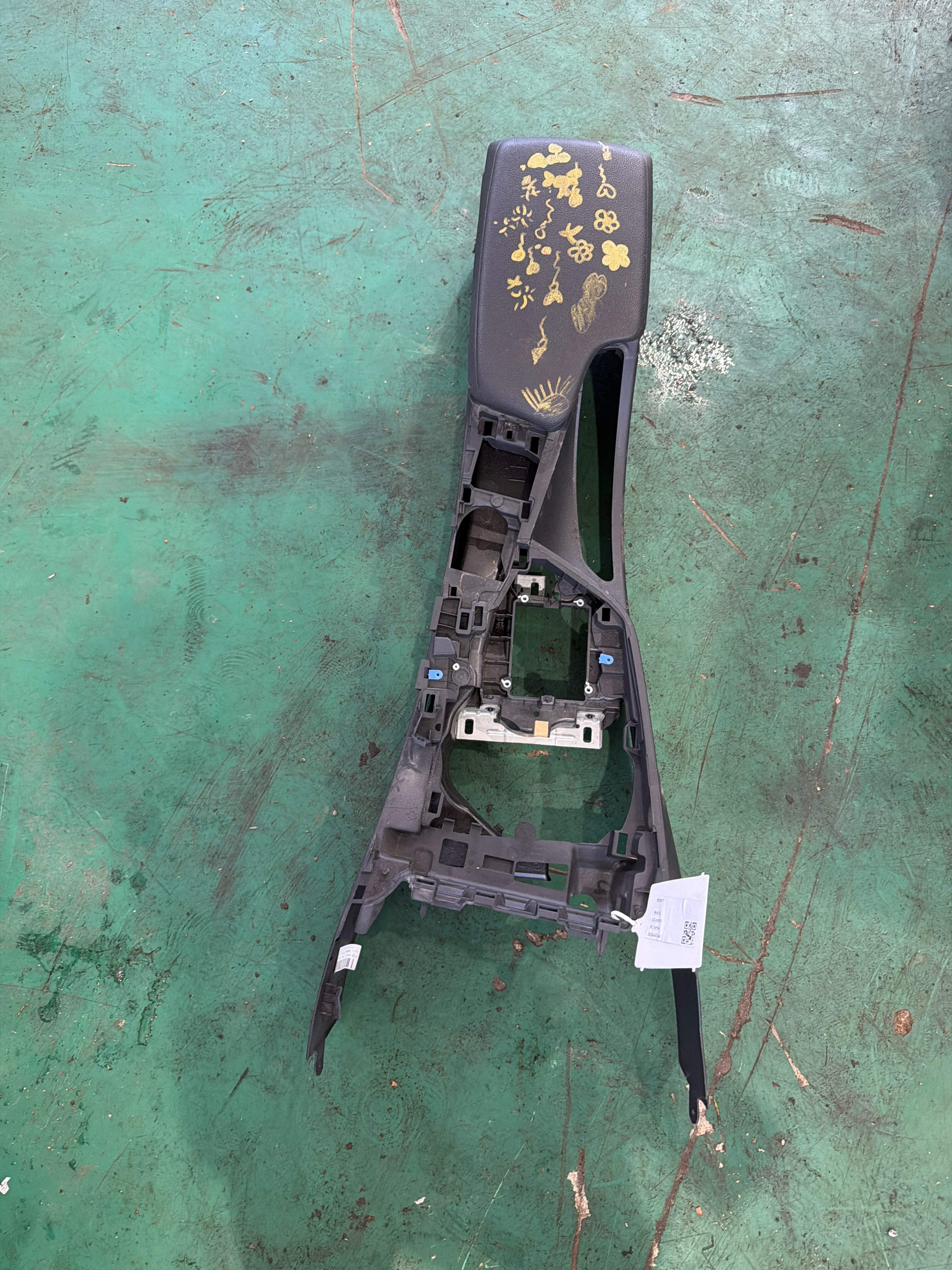 51169360528 Center Console Bracket