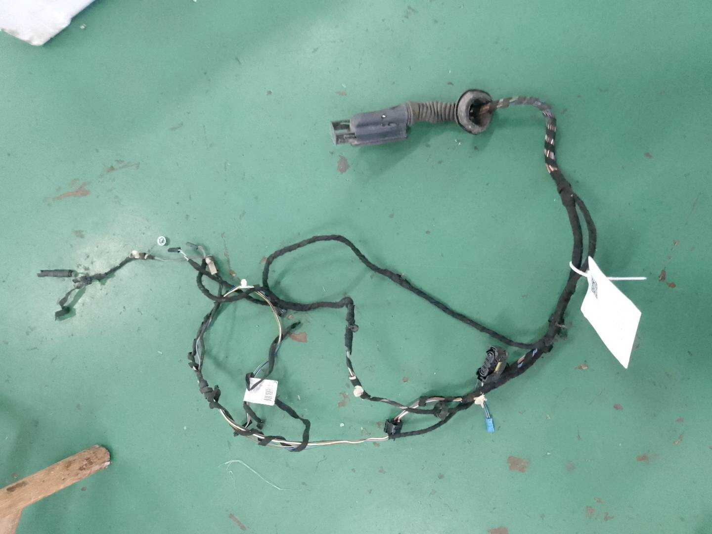 61129313634 Front Door Wiring Harness, Right