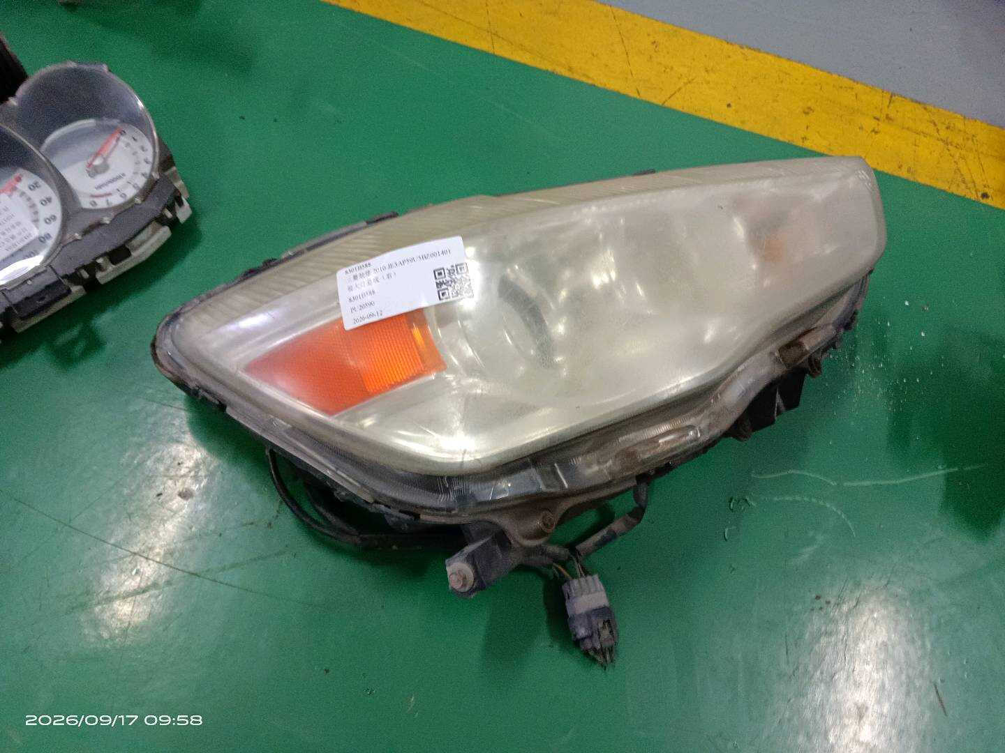8301B588 Front Headlight Assembly, Right