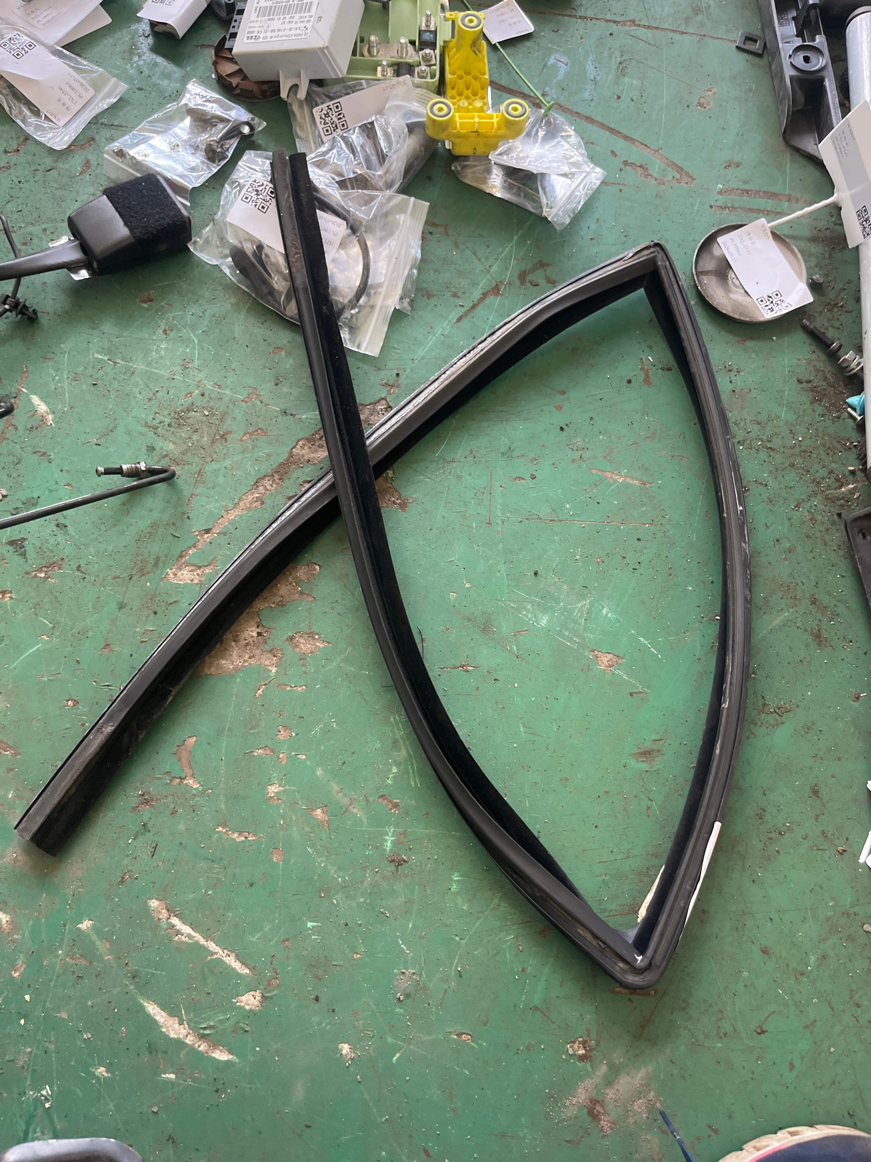 LR007493 后门玻璃绒槽(右)
