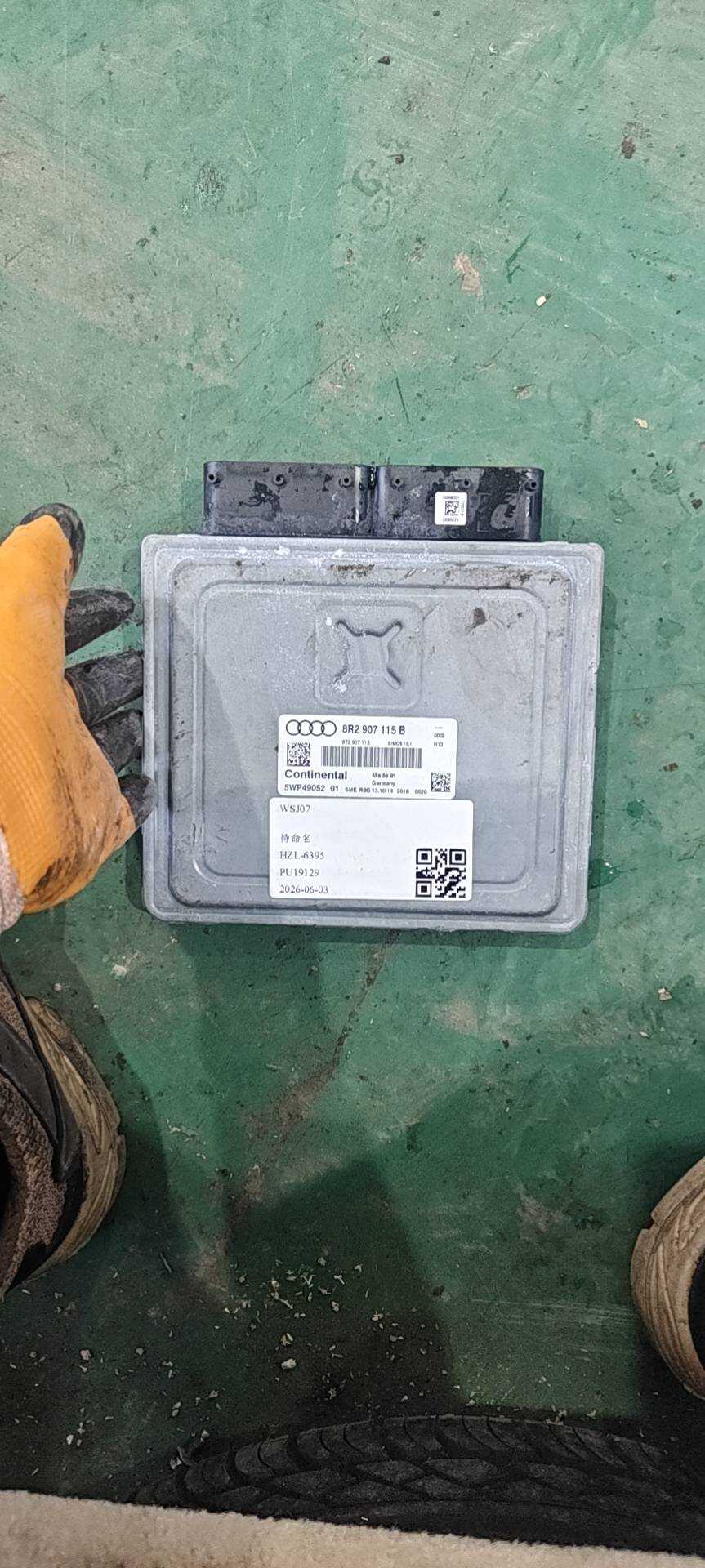 8R2907115B 发动机电脑