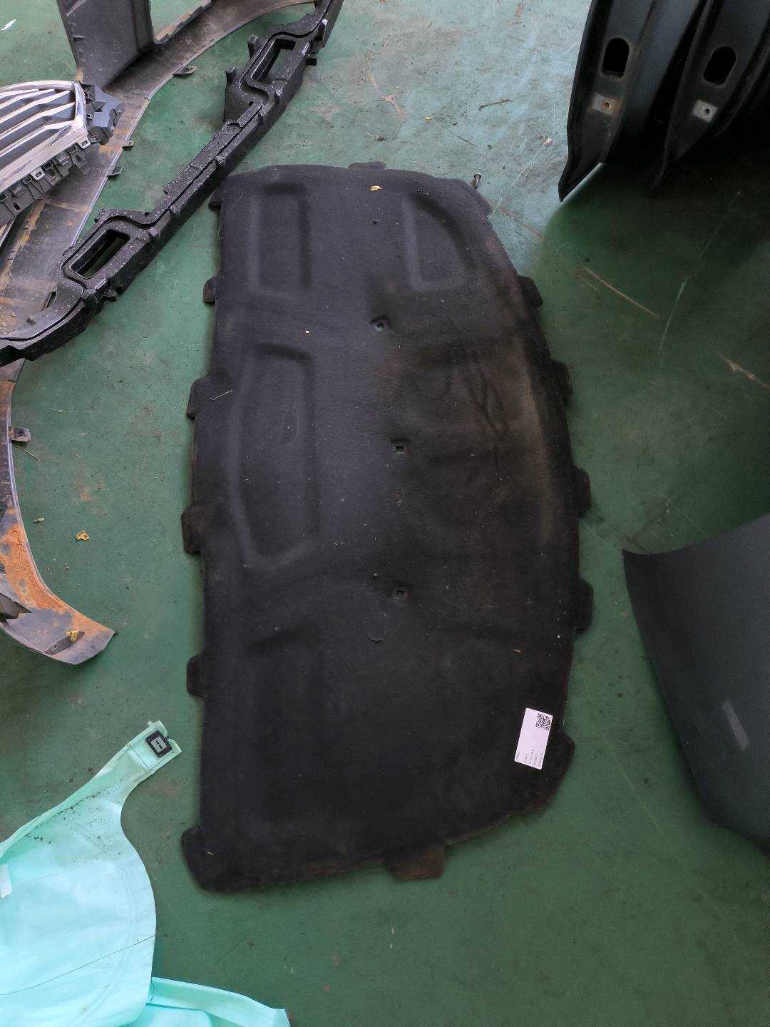 L8WD863825 前机盖内衬