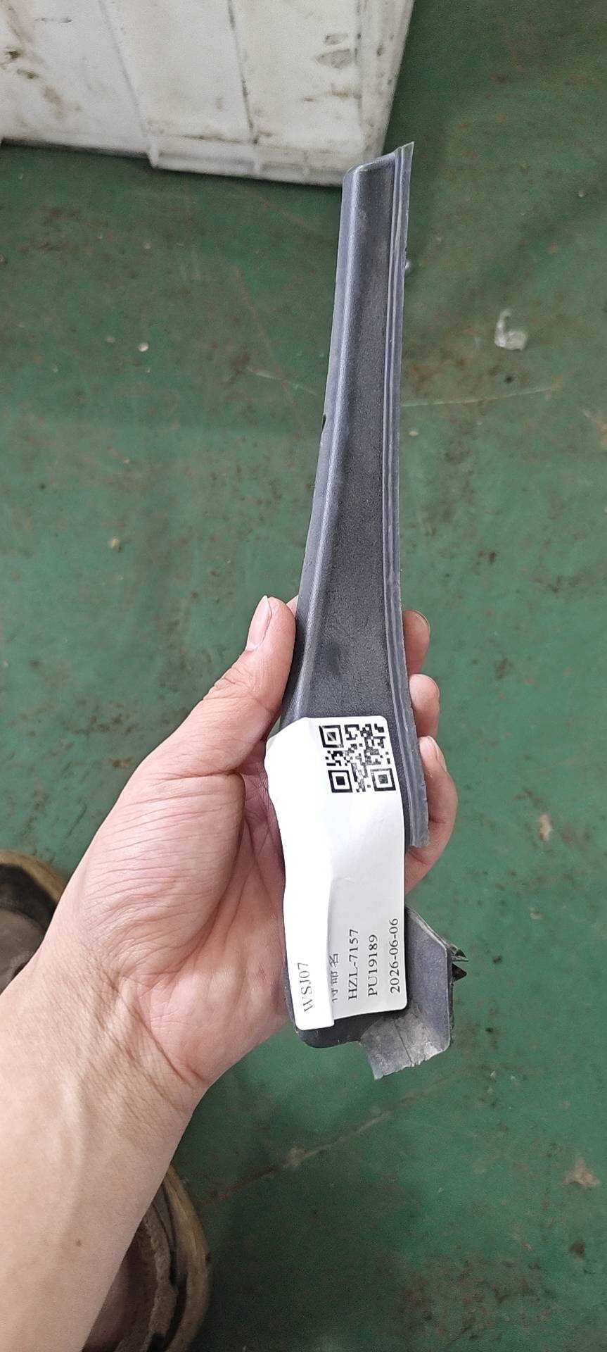 1018056040 通风盖板右角饰