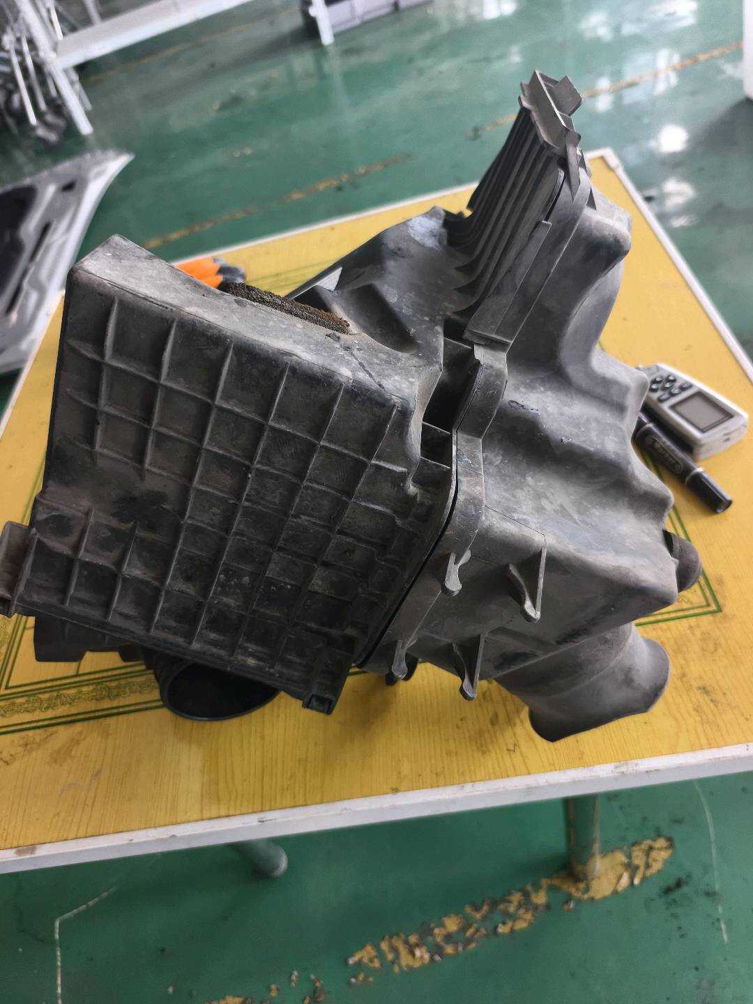 13717541063 Air Filter Assembly, Right