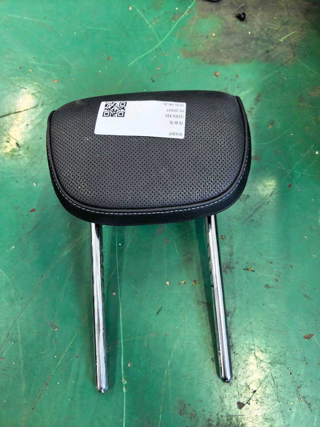 52207384817 后座椅头枕（中）