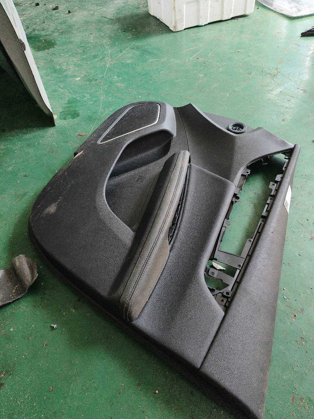 MEF610220000Z8 右前门护板总成